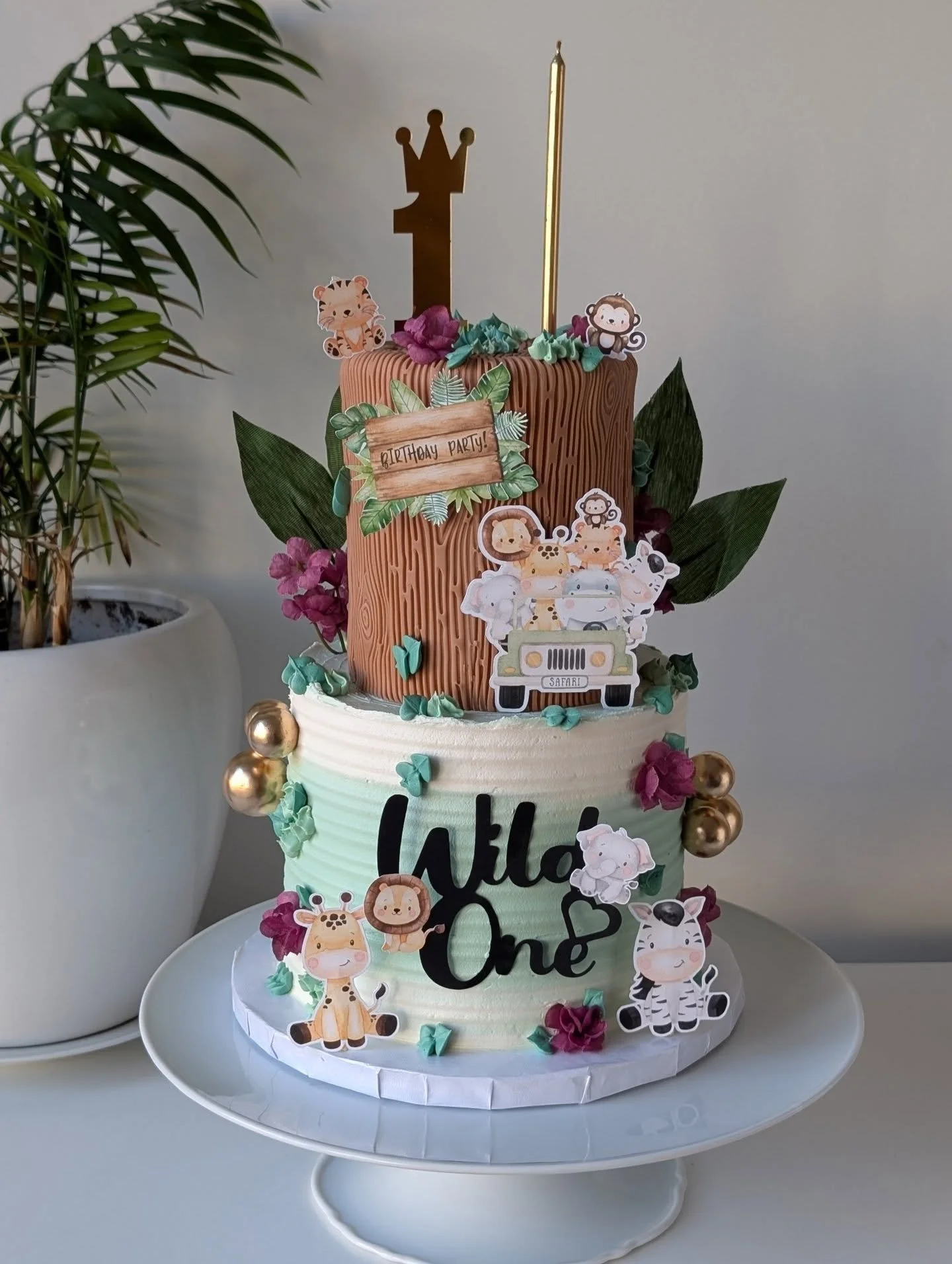 Still can't believe I am lucky enough to be the one to make cakes for milestones like this. What a privilege 💖 safari themed first birthday cake for a little sweetheart. 🍰
.
.
#firstbirthdaycake #firstbirthdaycelebration #kidscakes #safaricake #cut