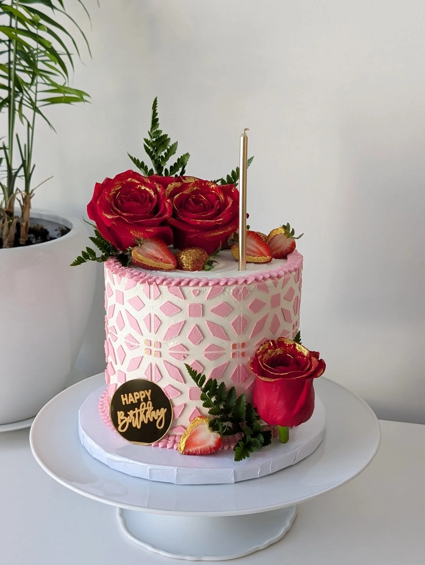 A beautiful shining sun outside today means a pretty spring cake needs to show up on your feed ❤️🍓🌹this vanilla strawberry cake is so lovely. I have a reel up of how I made it, in case you missed seeing that. 😍 
.
🌹Florals from @flowertrendsflori