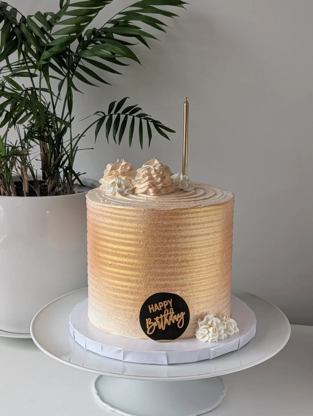 Pistachio cardamom inside, shining gold outside ❤️
.
.
.
#pistachiocake #goldcake #caketrend #cakeartist #cakeinspo