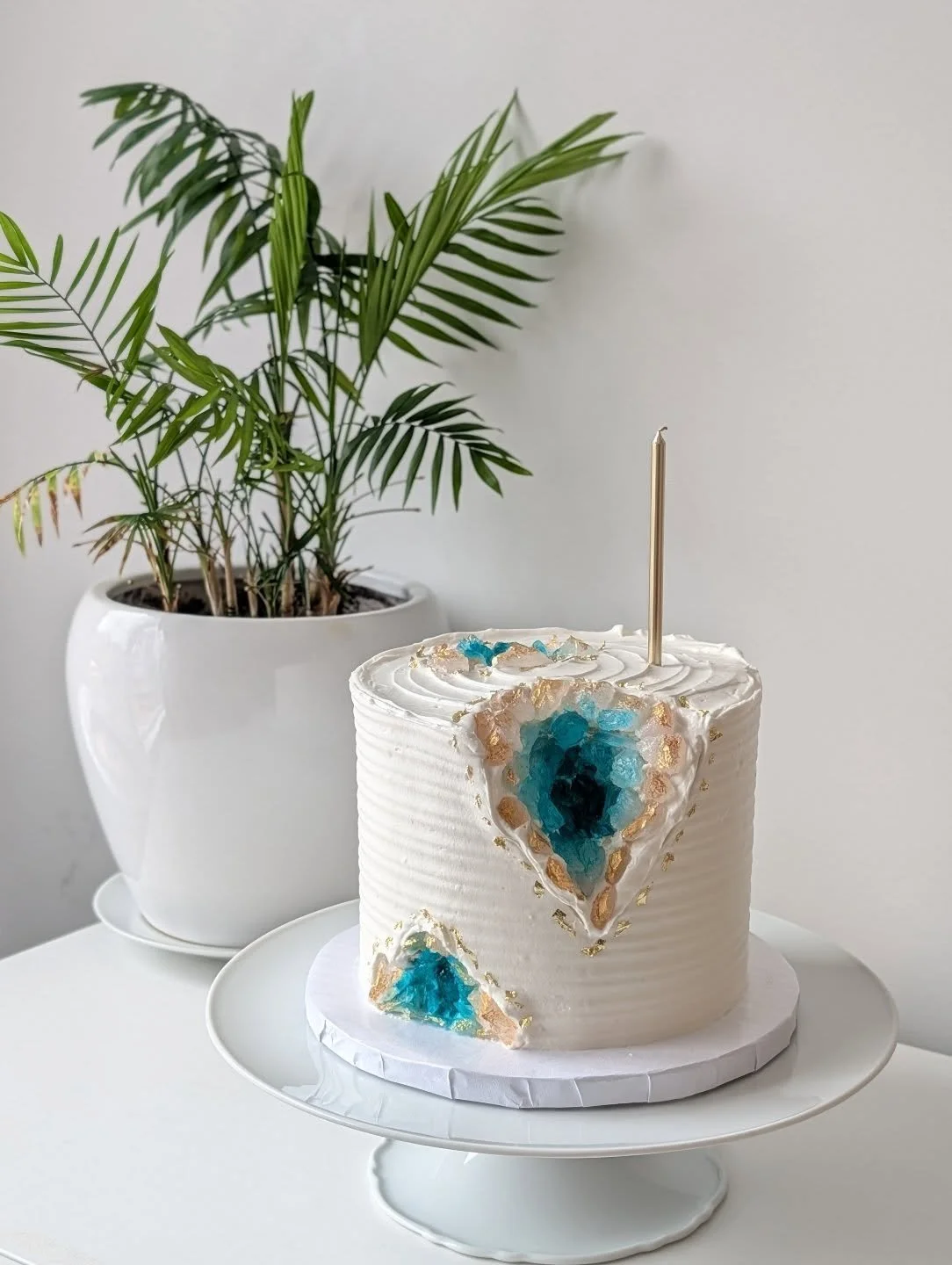 Loved making this geode cake for a sweet little boy that loves crystals and his birthstone colour aquamarine. 😍 Fresh fruit cake with whipped frosting.

#geodecake #geodecakes #aquamarinecrystal #birthstone #cakesofinstagram