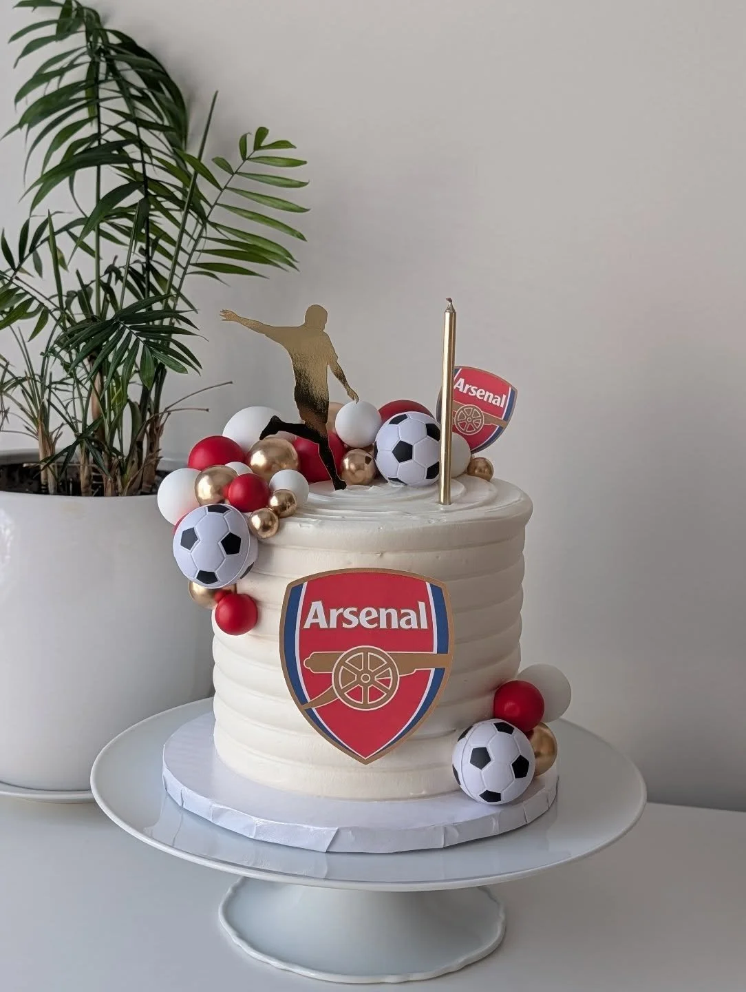 I know nothing about sports but made this cake a little while back...now I heard that something big happened with @arsenal recently so I thought I better post this cake while things are still hot. 😅❤️⚽
.
.
#arsenalcake #arsenalfc #premierleague #ars