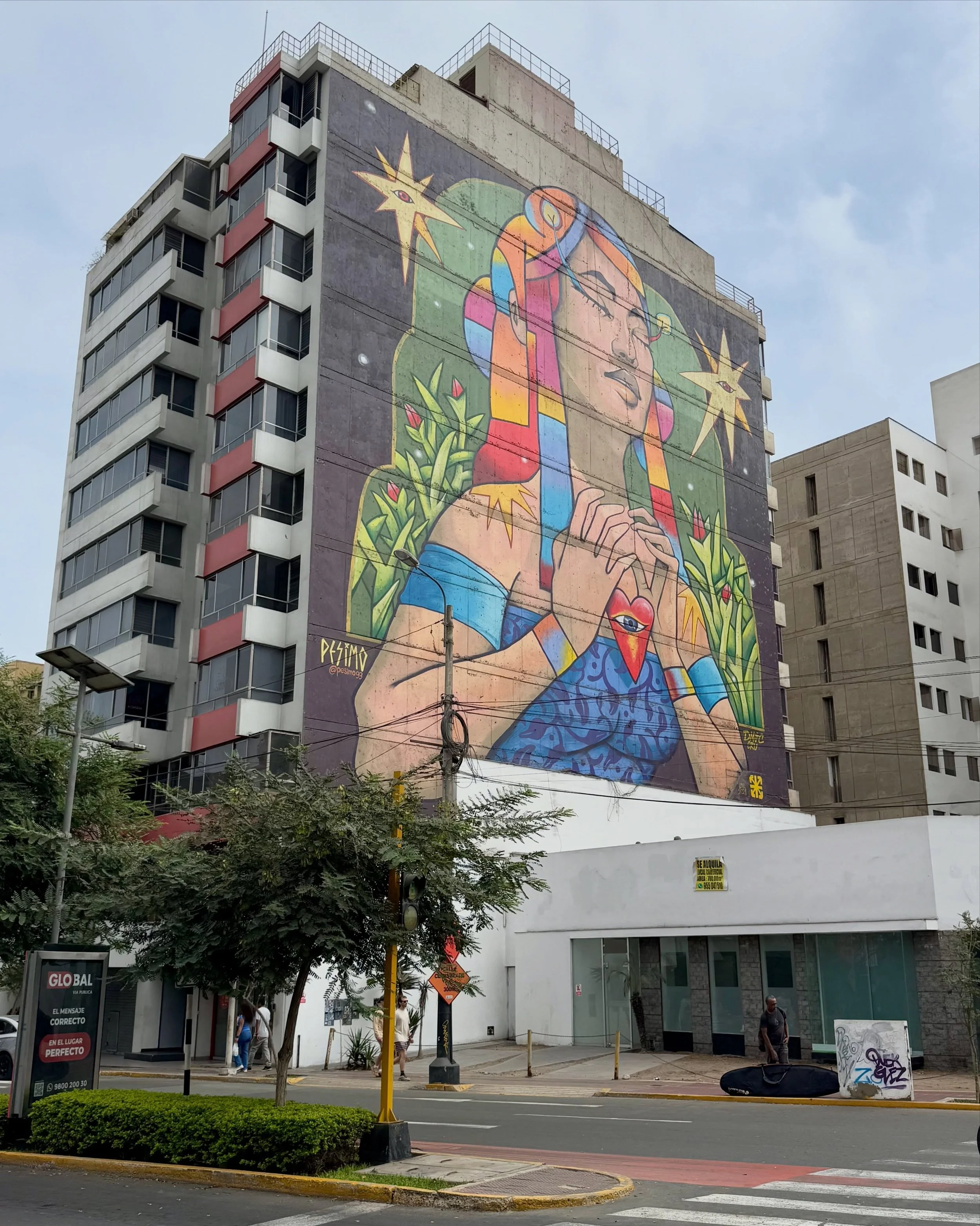 Alcohol sales are banned across Lima this weekend because of the presidential elections.

That means no bar or brewery taproom visits 😢

So instead, I went for a walk in Miraflores and visited @laluchasangucheria for a chicharr&oacute;n sandwich wit