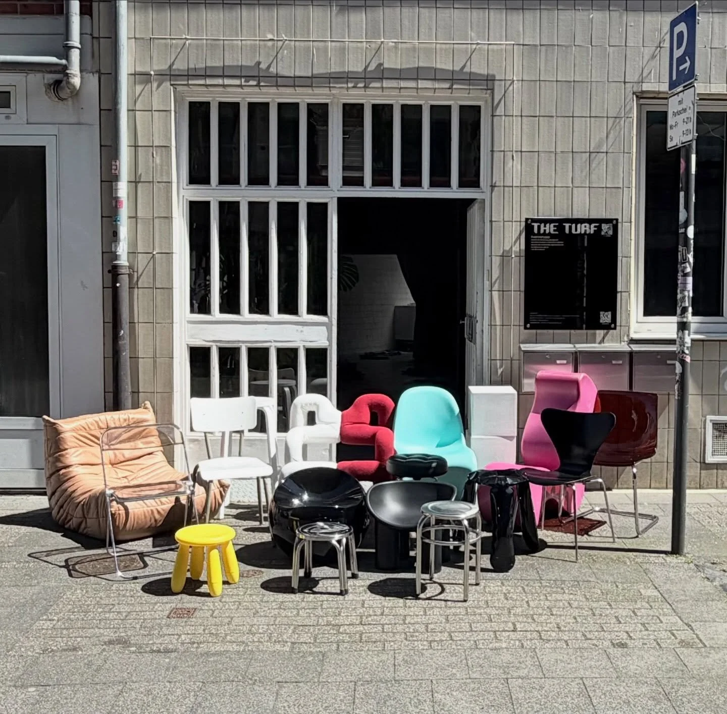 Design classics outside the studio.
Verner Panton, Philippe Starck, Pierre Paulin, Eero Aarnio, Marc Newson, Luigi Colani.

Soft curves, glossy black surfaces, transparent plastics, chrome steel, bright colors and simple white forms.
From collectible