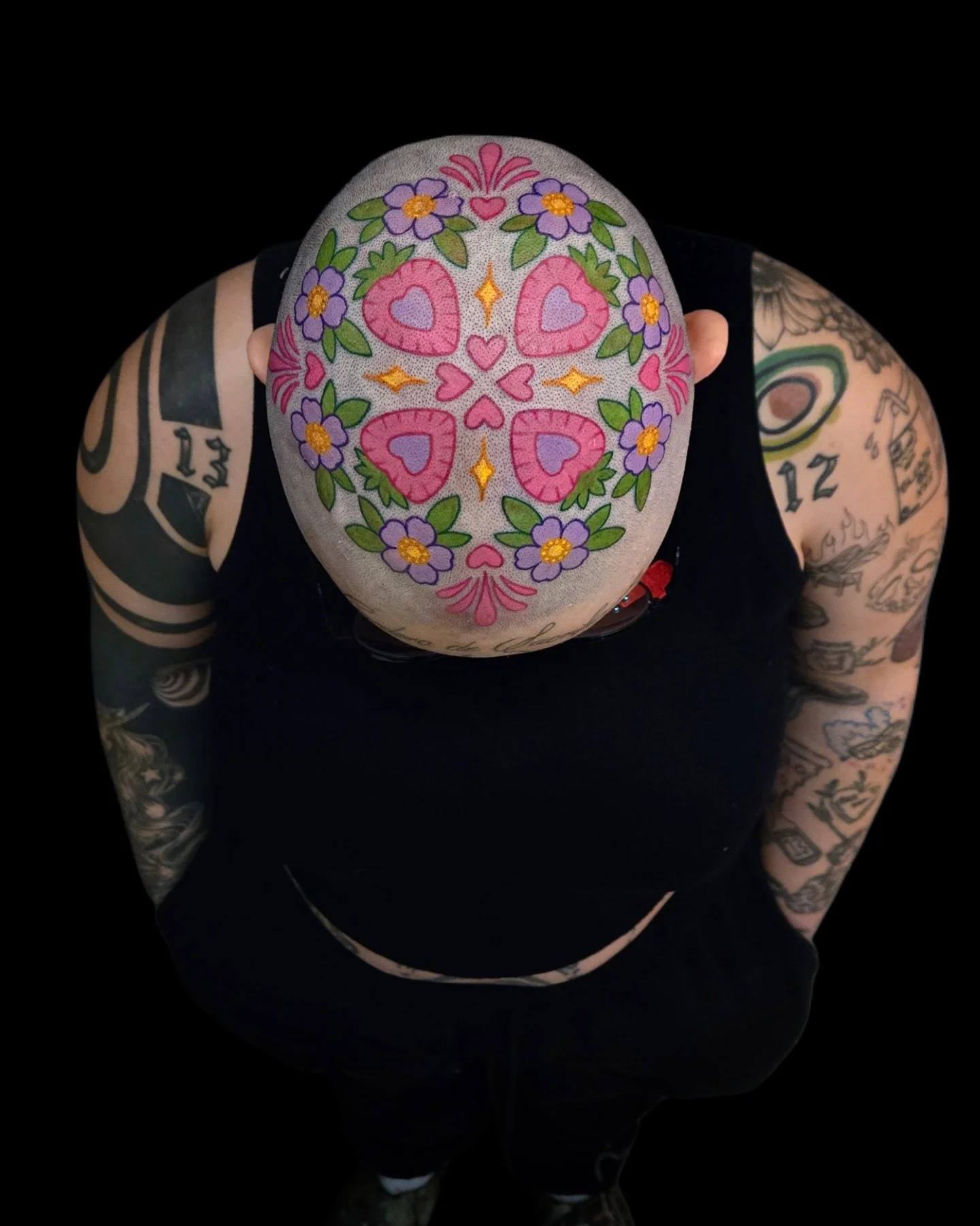 🌸 Check out this sick head piece from Kalypso! 🌸
@xx.art_by_kalypso.xx 
Would you get the top of your head tattooed? If so, what would you get?