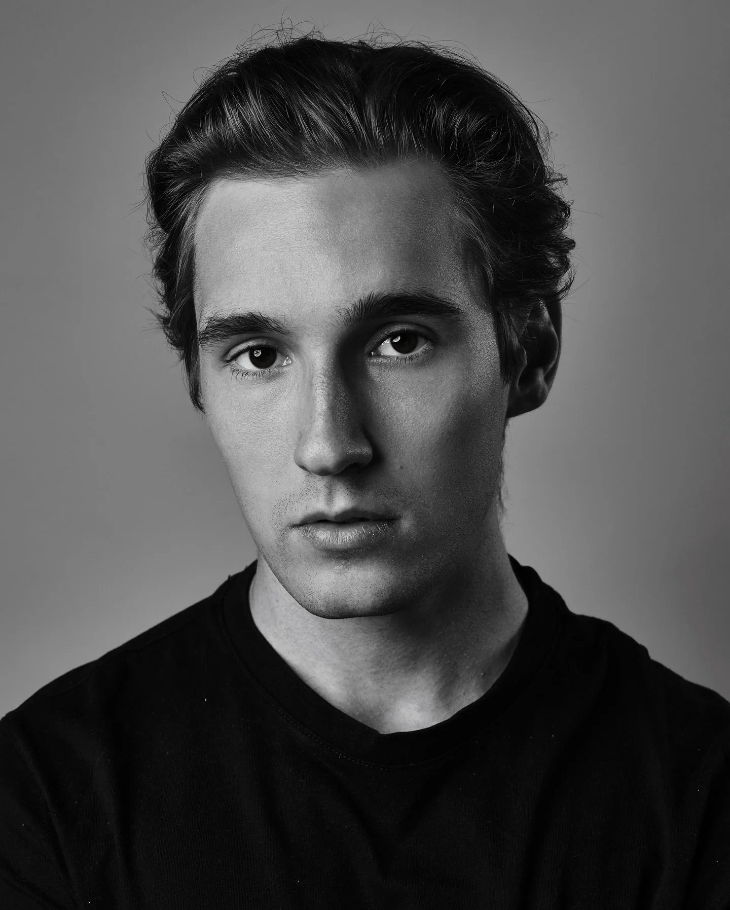 B&amp;W vibes mit dem lieben @felix.schorle 📸 Danke f&uuml;r das coole Fotoshooting. Es hat mir gro&szlig;en Spa&szlig; gemacht 🙏
#portrait #fotograf #muenchen #m&uuml;nchenfotograf #studio #fujifilmfeaturetime