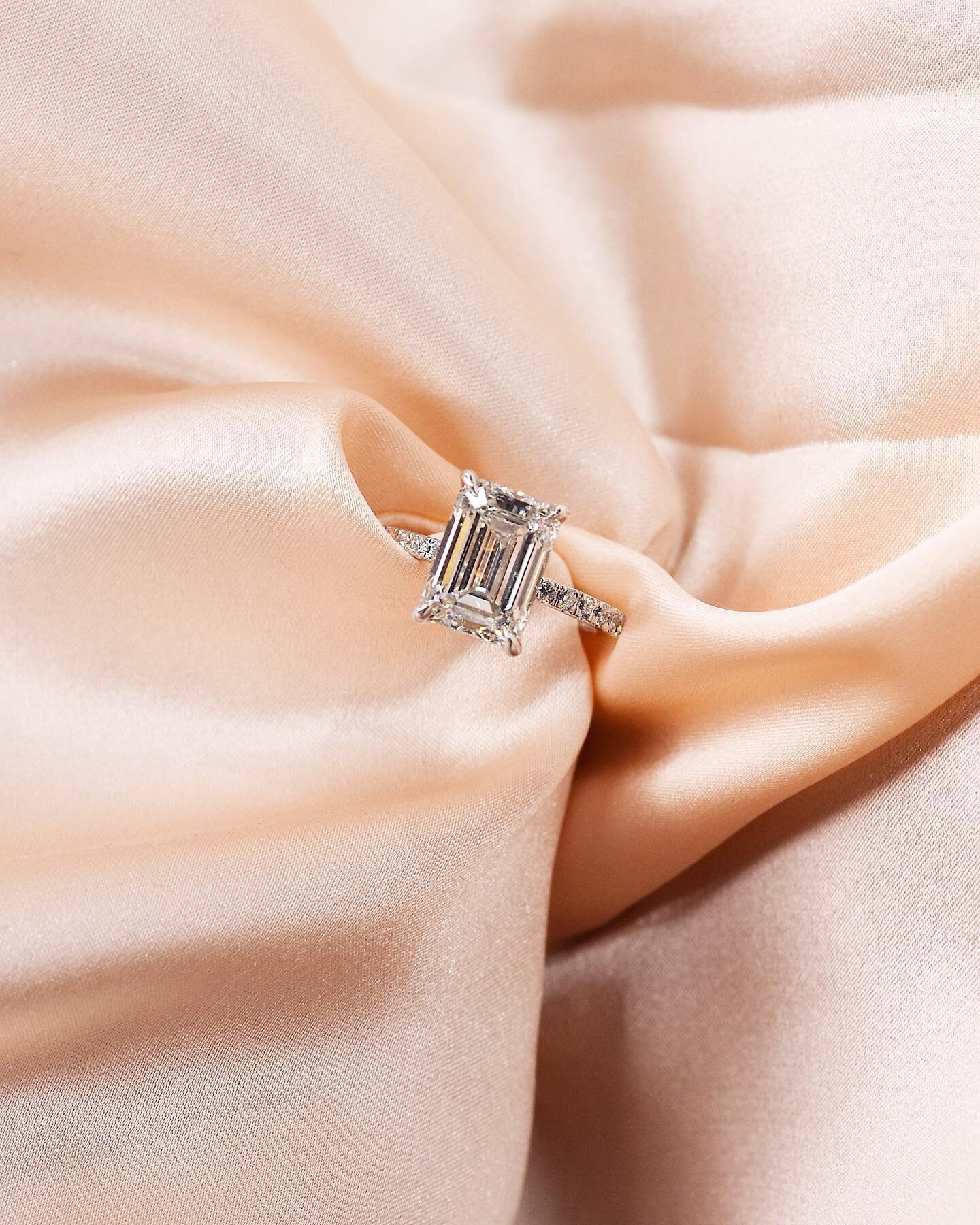 Timeless beauty is what you will get with any elegant emerald cut engagement ring ✨ We are obsessed with this spectacular 4.0 carat emerald cut with hidden halo, how perfect it is?! 😍
.
.
.
.
#emeraldcut #emeraldcutdiamond #emeraldcutengagementring 