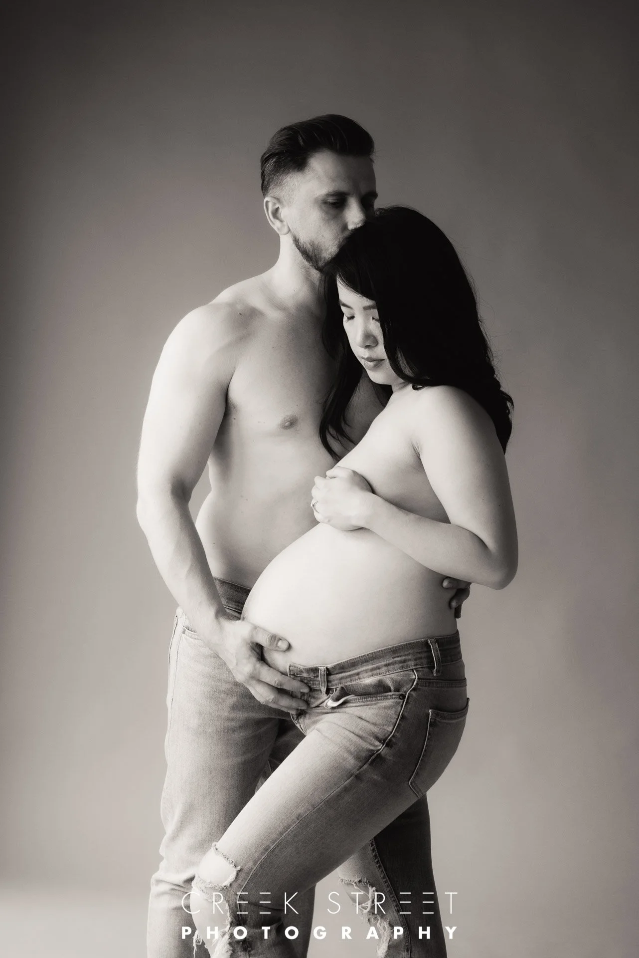 topless maternity photographycouple Sydney.jpg