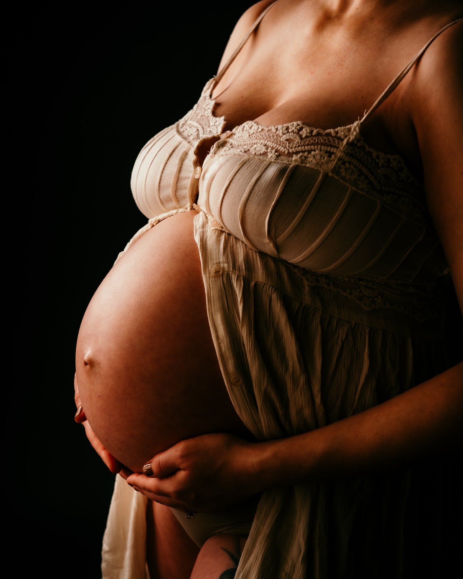 Celebrating her blooming belly through a studio photography session 🧡 I just love capturing this moment in a woman's life......so precious and amazing 🧡

...

#northernbeachesphotographer #sydneymaternityphotographer #maternityphotos #maternityphot