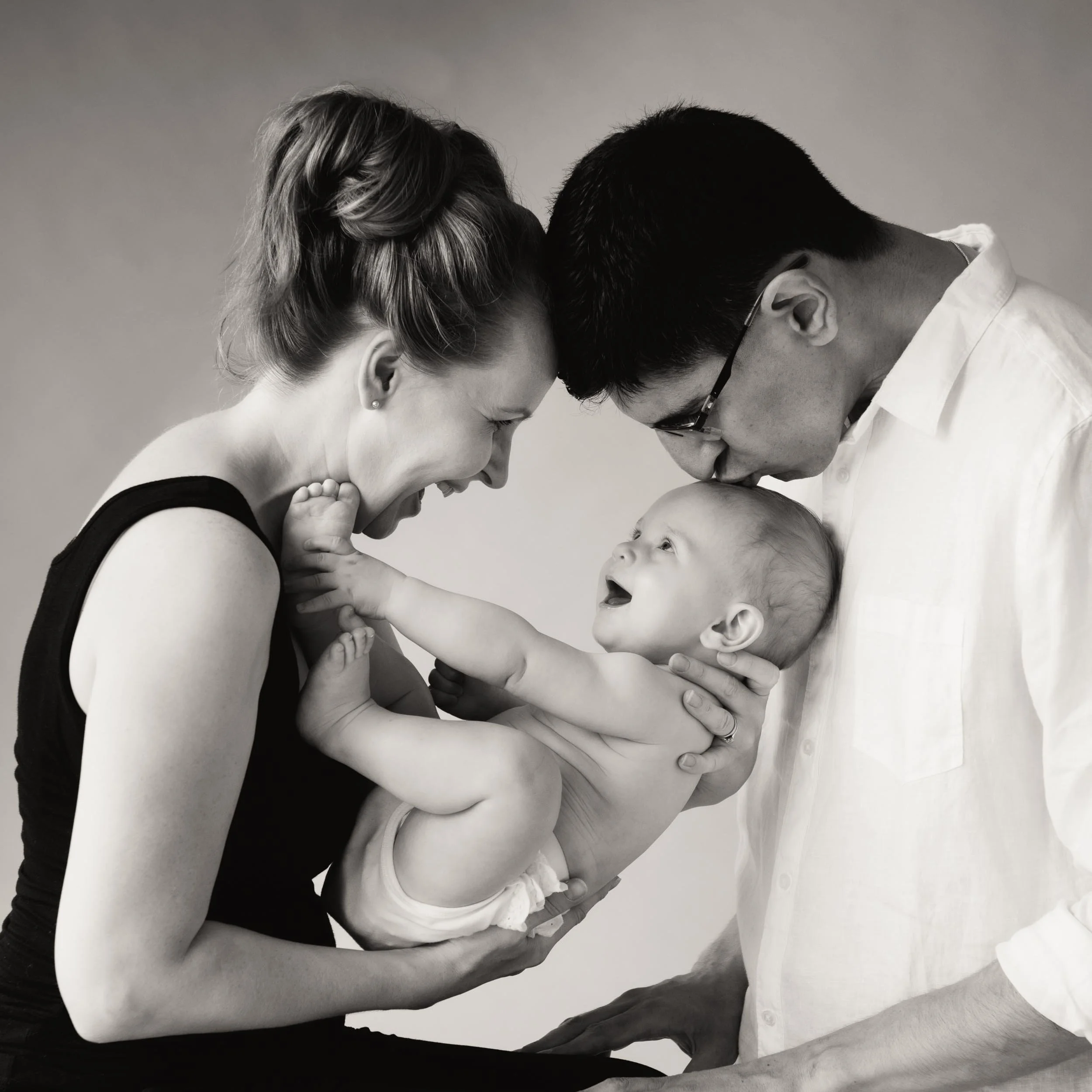 family baby photography of parents cuddling 6 month old girl