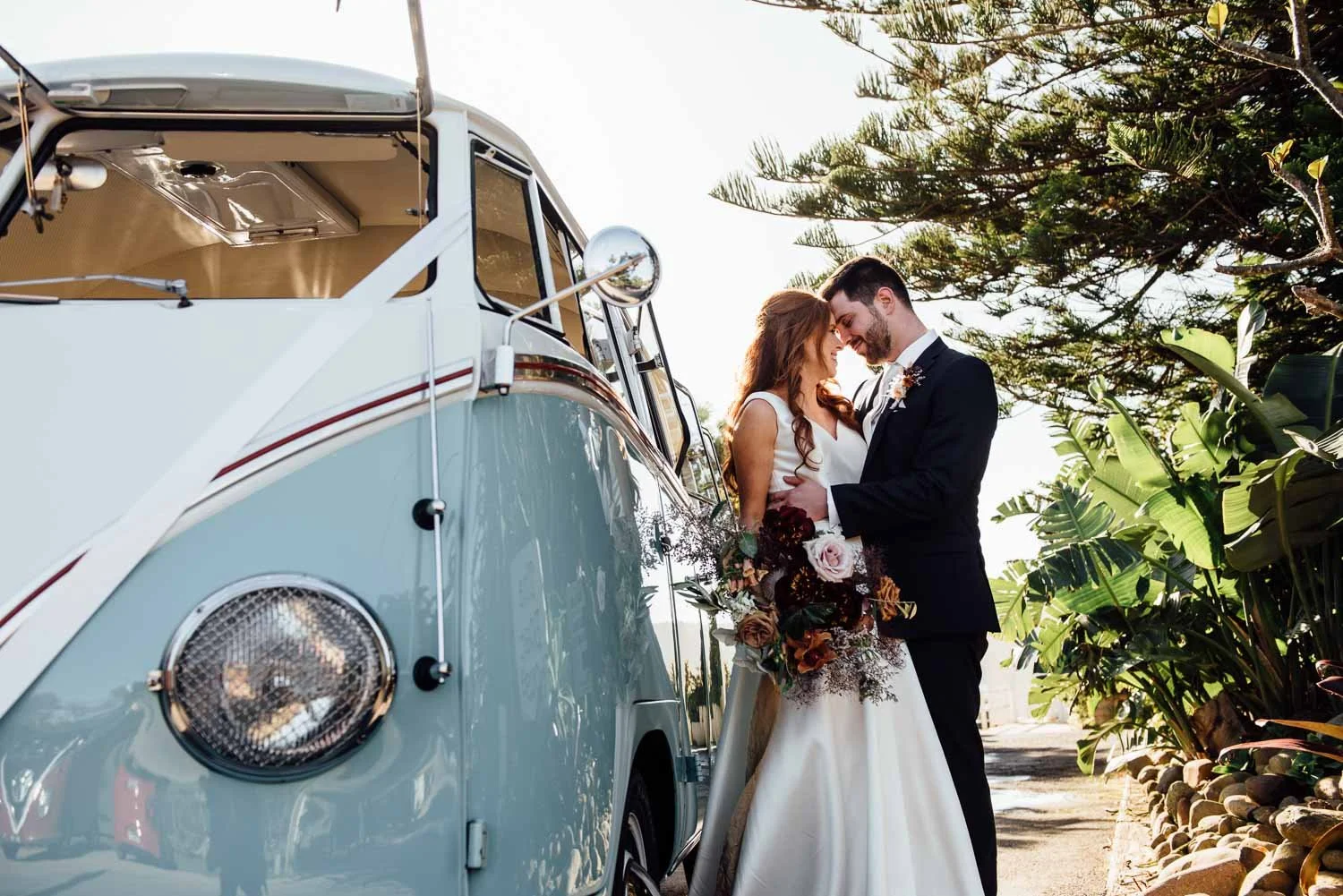 Kombi wedding, bride and groom kissing