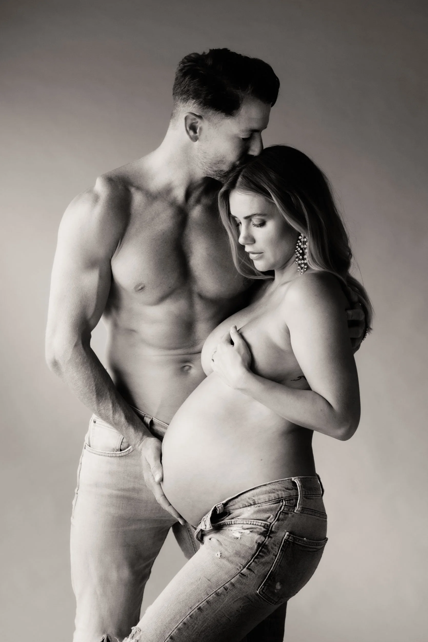 maternity photography Sydney shoot of couple kissing