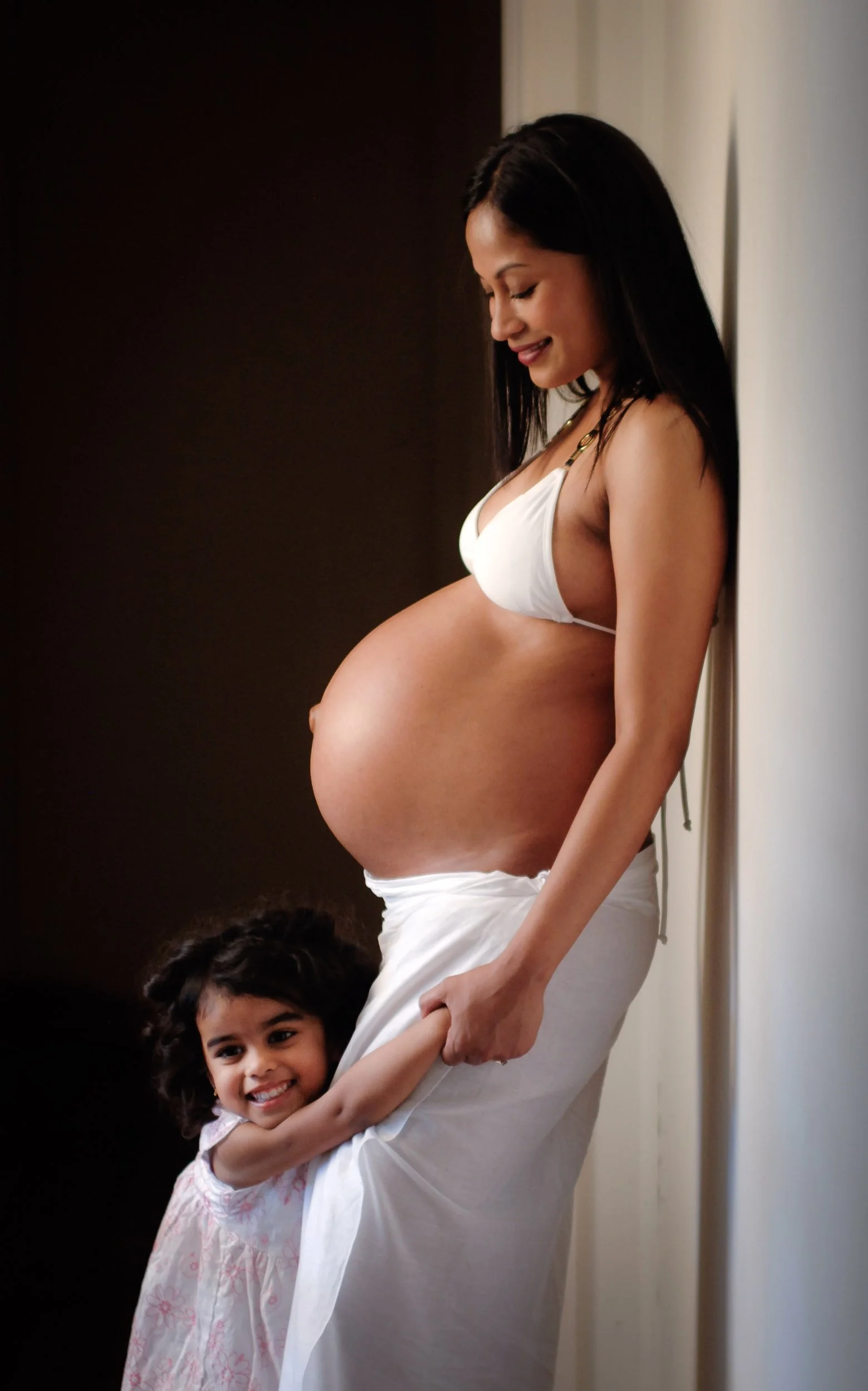 family maternity photography Sydney shoot of mother and daughter smiling