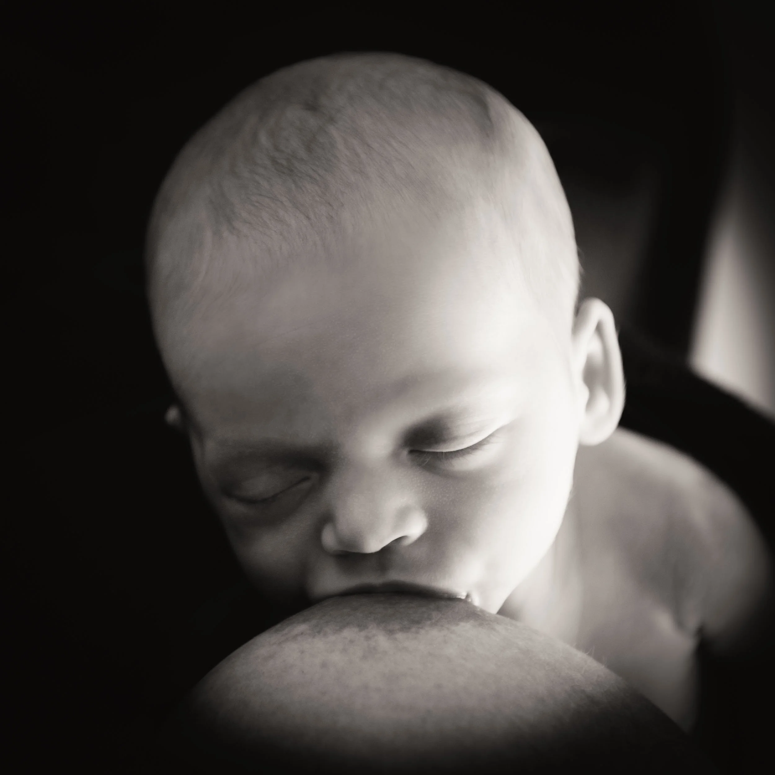 breastfeeding newborn photography