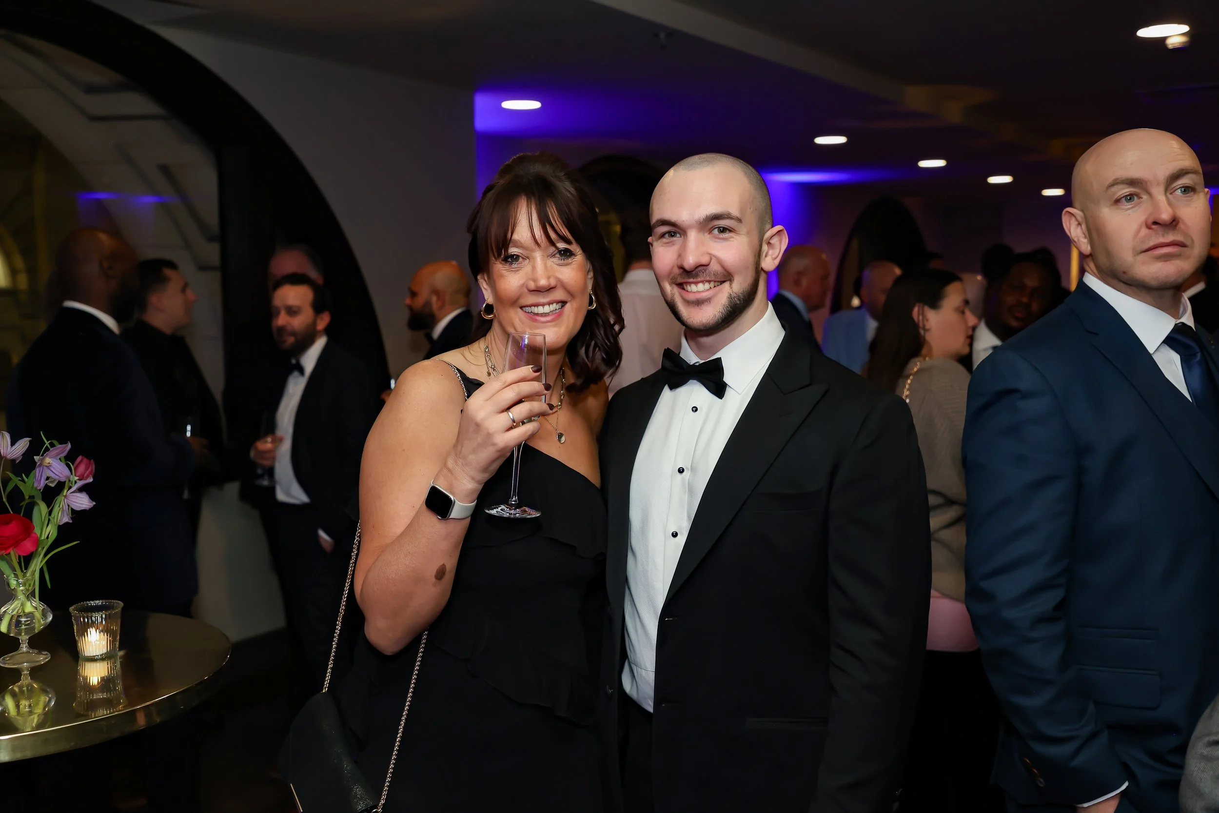 Magician with the corporate guest during reception. 