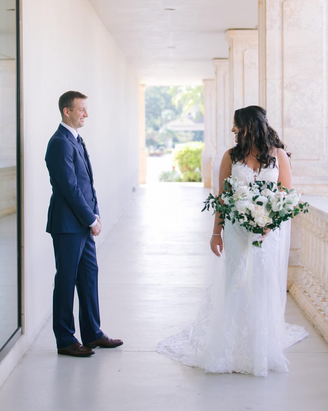 Those first look feels 🤍✨

Obsessing over the sneak peek from last weekend&rsquo;s wedding! The most beautiful couple &amp; day!!

📸: @setfreephotography 
💐: @signatureflorals 
🏛: @vineyardscc 
📝: @curated.by.kylie