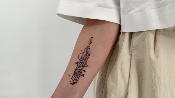 A New York moment including herself, for @ekinanil . done at @fleurnoiretattoo 

#ink #tattoo #lineart #linework #lineworktattoo #sketch #illustration #greenpoint #brooklyn #newyork #saditekink