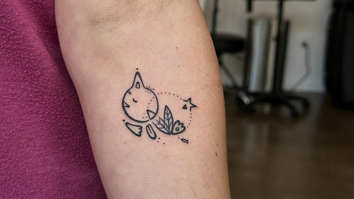 cute little tattoos I&rsquo;ve done recently at @fleurnoiretattoo 

#ink #tattoo #sketch #cat #icecream #lineart #brooklyn #newyork #saditekink