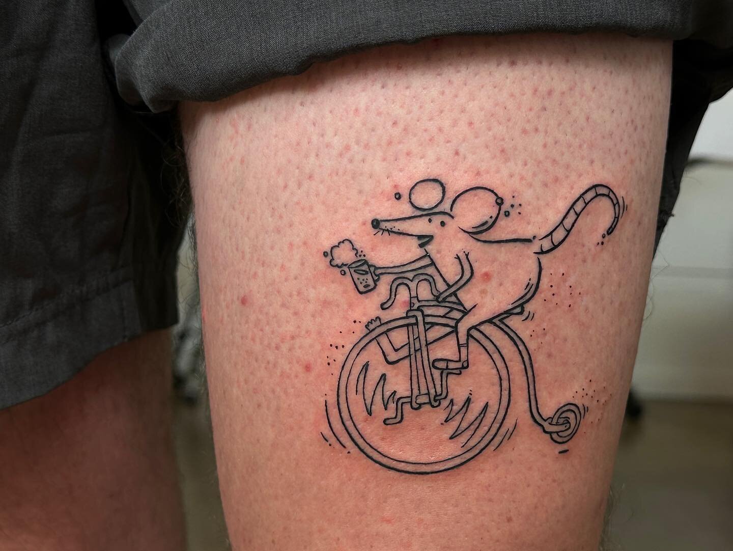 &ldquo;the rat, having a New York moment riding his penny farthing, drinking his coffee&rdquo; for Nikos. done at @fleurnoiretattoo 

#tattoo #ink #coffee #bicycle #newyorkmoment #manhattan #brooklyn #pennyfarthing #saditekin #saditekink #nyc