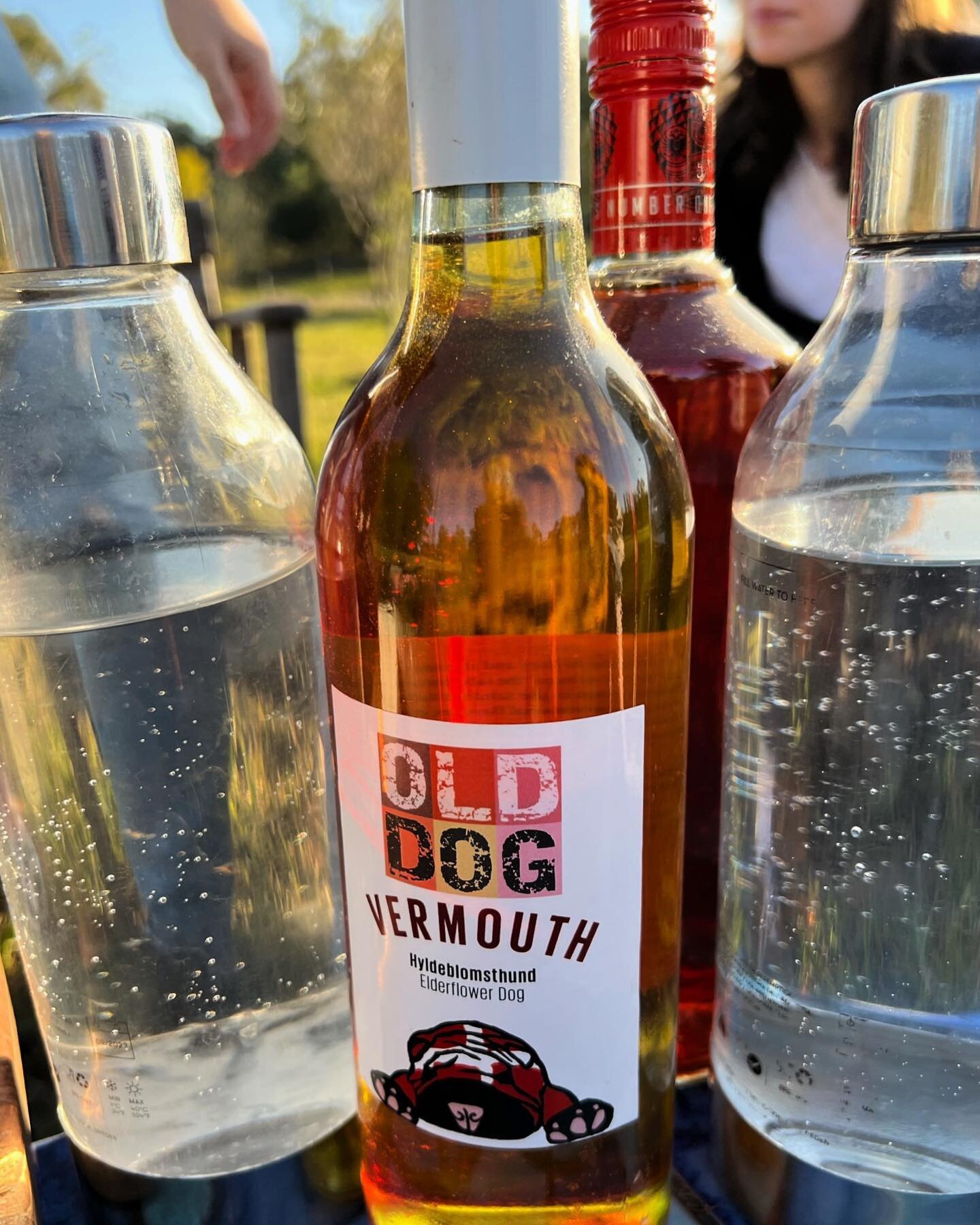 💦🫧 + 🥃 = 🤌🏽 

An extra refreshing aperitif! The soda water lightens up the @olddog.vermouth making it an easy &lsquo;cocktail&rsquo; like drink for the next sunset 🌅 

#refreshing #light #cocktail #vermut #aperif #freshisbest #sundowner #vermou