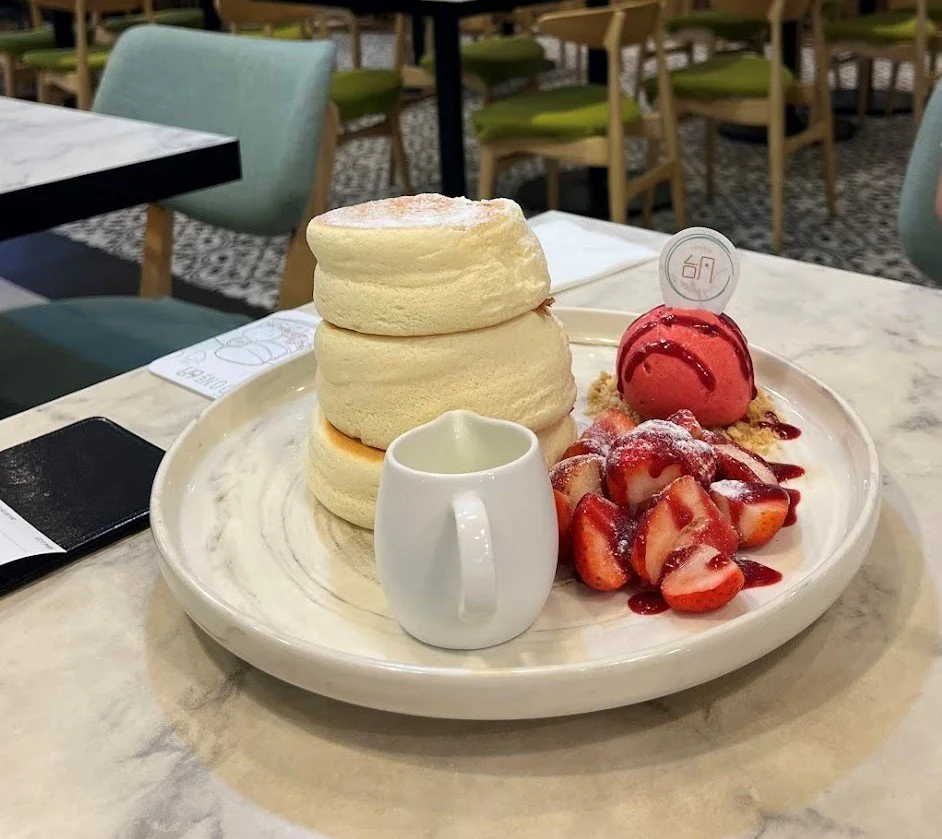 best-chinese-food-in-Singapore-typhoon-cafe-strawberry-souffle-pancake-plaza-singpaura.jpg