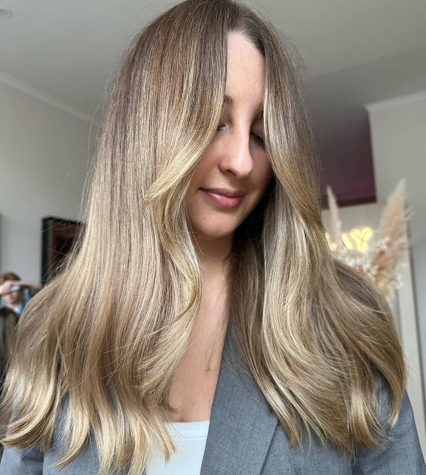 Cool Bronde 🩵

Think about changing up the tone of your hair in the cooler months. It&rsquo;s a fun, zero commitment way to have a change 🫶
&bull;
&bull;
&bull;
TKAY
www.tkaystudio.com