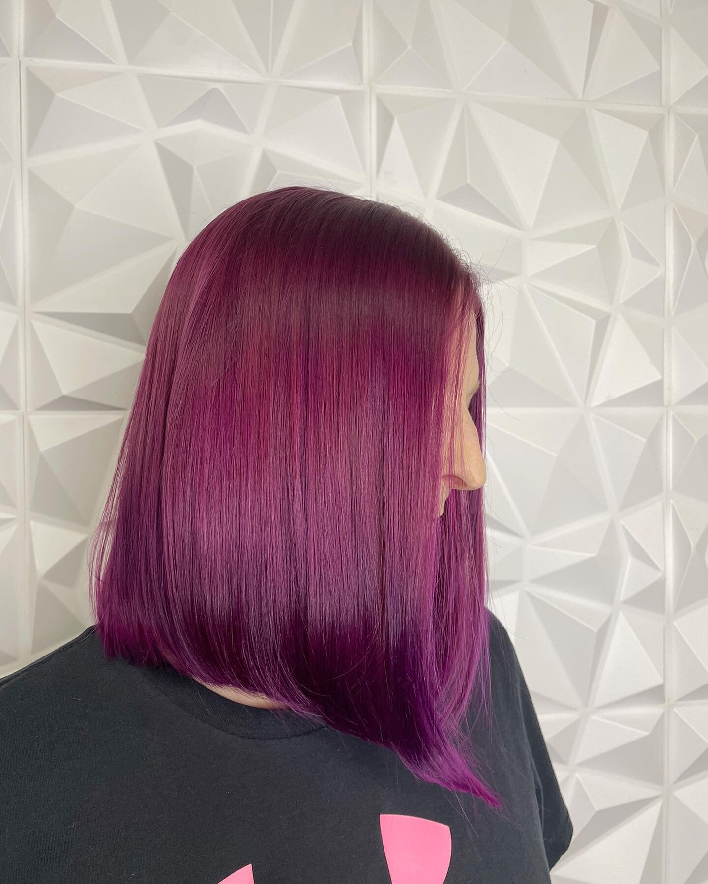 Fresh chop with a banging Mauve custom colour created by yours truly. 

Hope everyone is enjoying their long weekend 🧞&zwj;♀️Back in the salon Tuesday :)