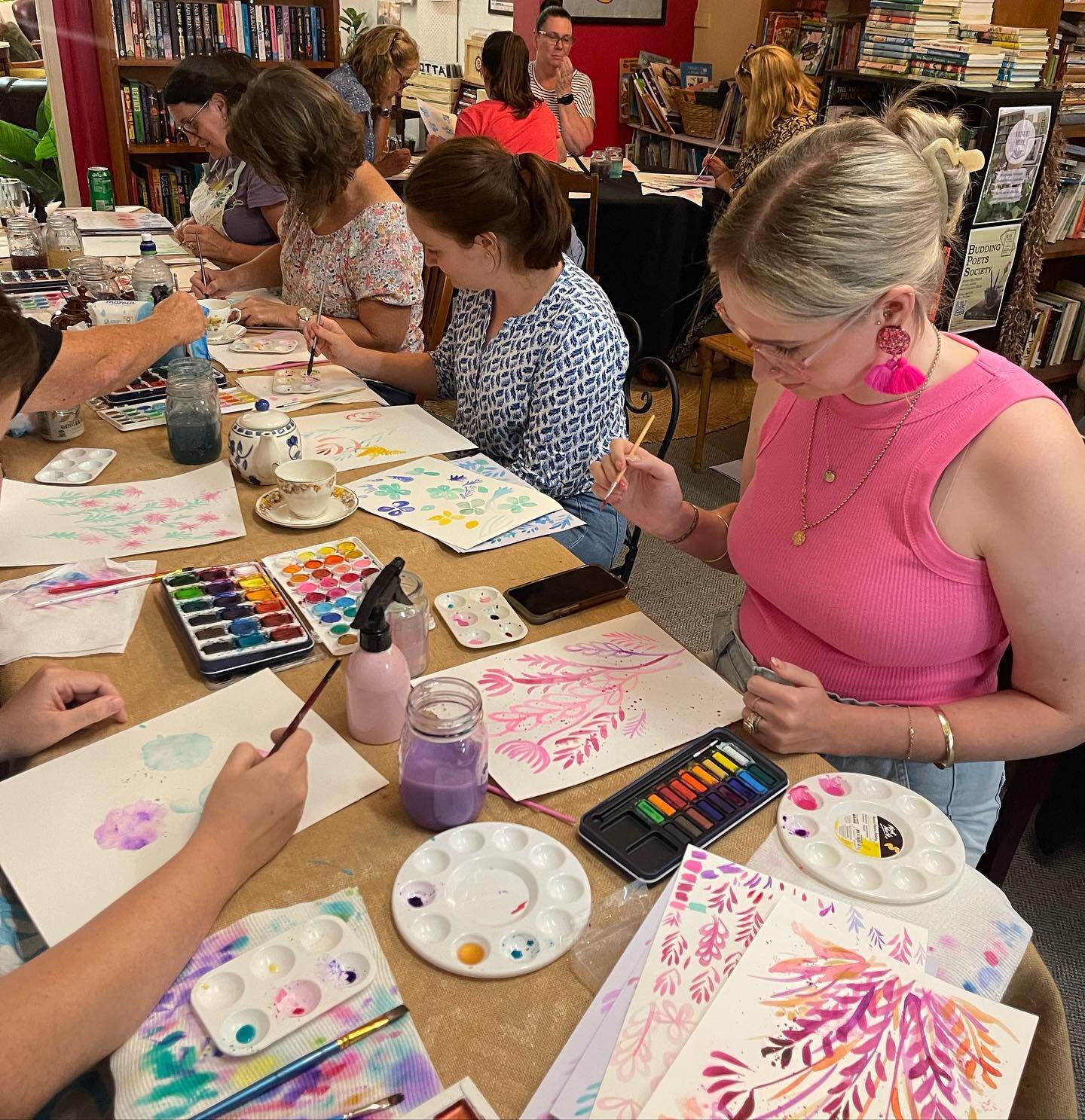 Thanks for a great afternoon ladies! The wonderful tunja keep us all hydrated and feed as we painted all afternoon @thebookboutiquebb #workshop #watercolourflowers #floralart #intuitiveart #comepaintwithme