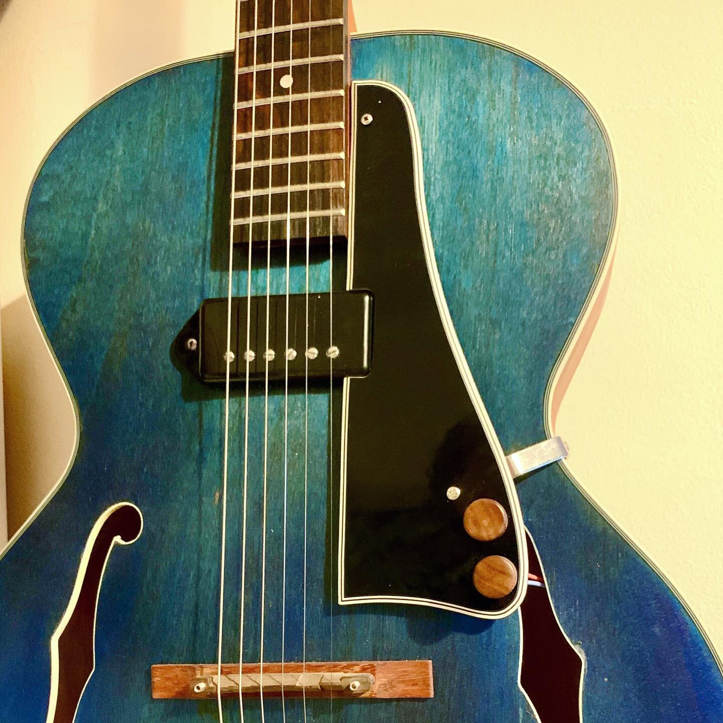 There is something about how that blue captures the light. #archtopguitar #guitar #guitarplayer #guitarsofinstagram #blueguitar @crimsonguitars @the_creamery #jazzguitar