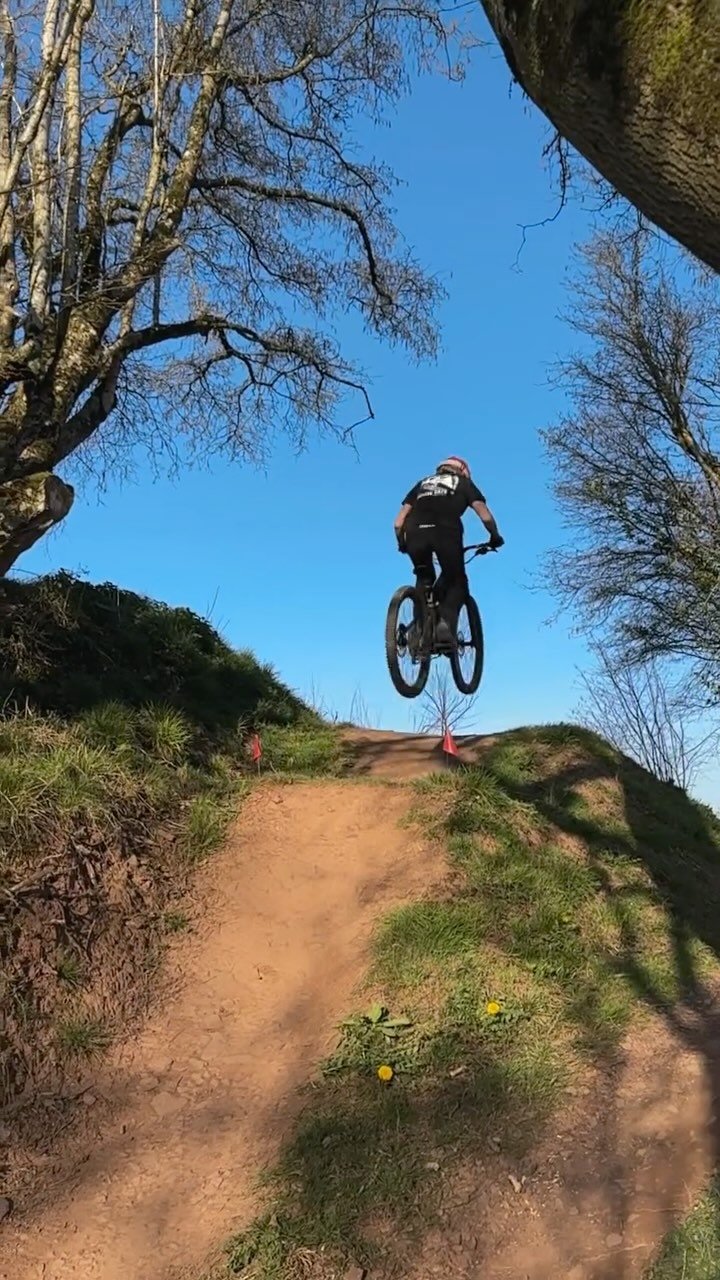 A mega day playing around and pushing limits. Cheers @dirtfarmwales 🧡
#sunshine #gapjump #dirtfarmwales #tribeadventures #mtbgirl #sun #tshirtweather #ferdagirls