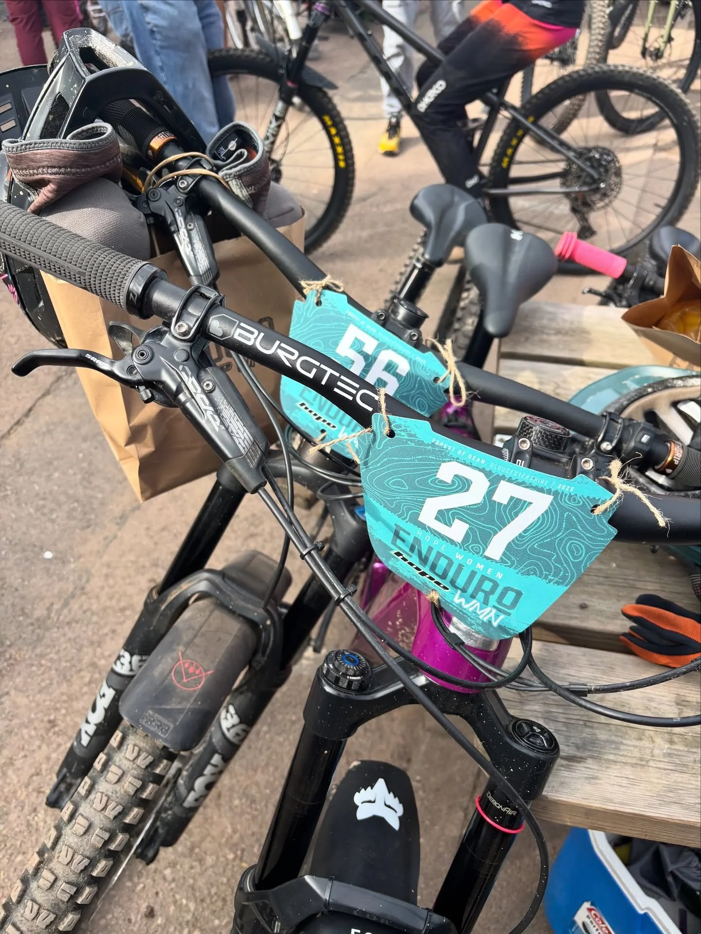 TRIBE rolled into the Hope WMN Enduro this weekend and the Forest of Dean was absolutely buzzing. Women everywhere, cowbells on every stage, the loudest cheers and nothing but good vibes⚡️
It was Vic’s first ever race and she almost bailed but
