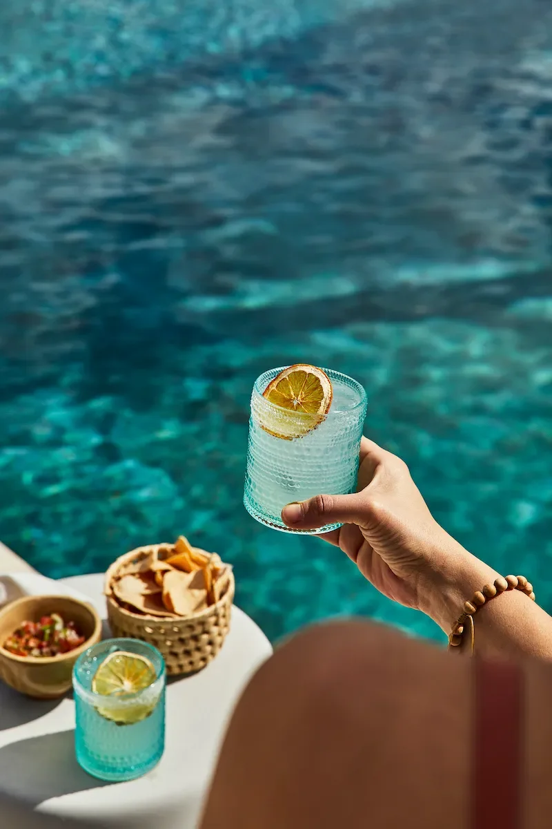 ete-gallery-beachpool-drink.webp