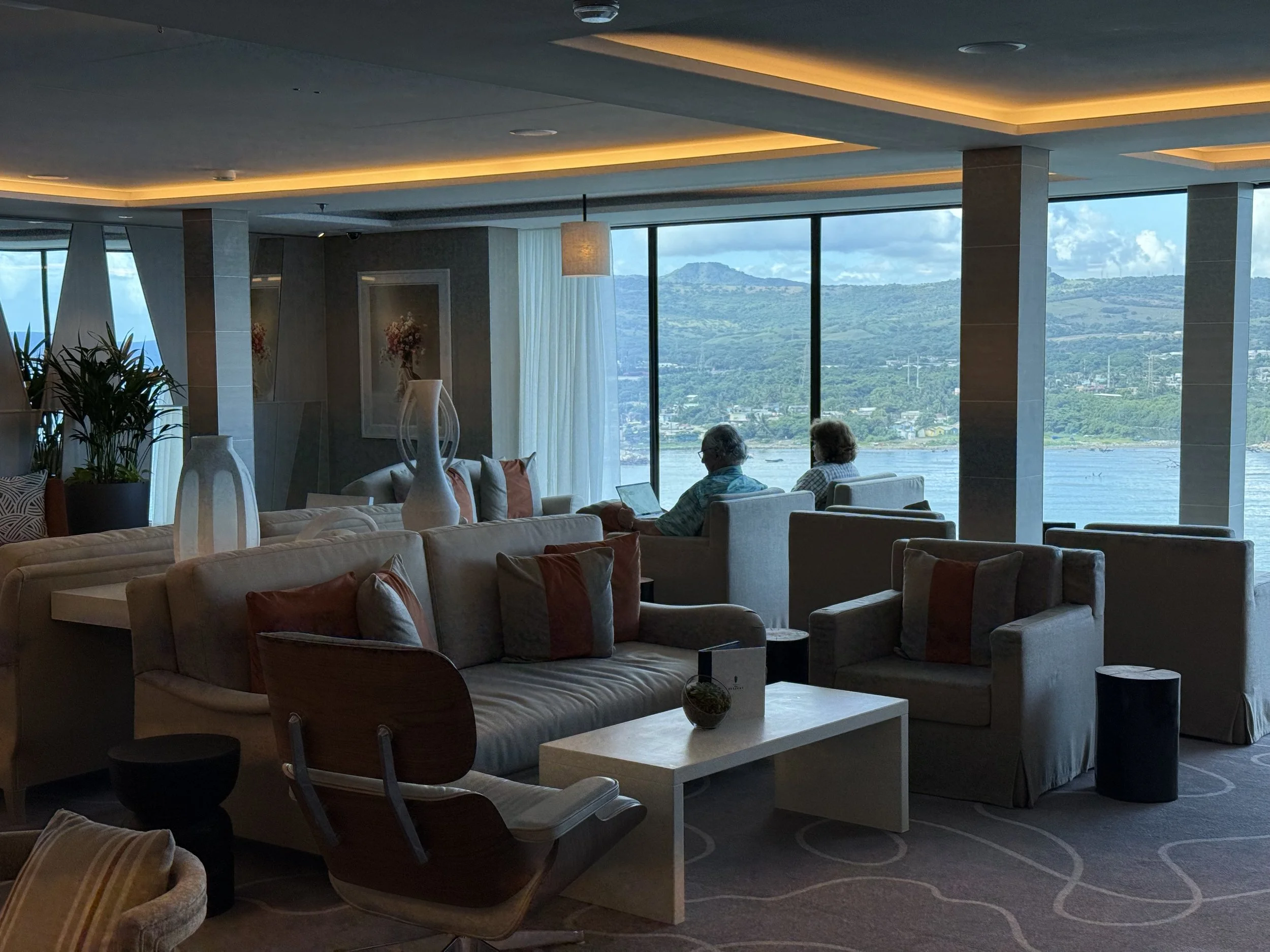 Panoramic side-facing windows