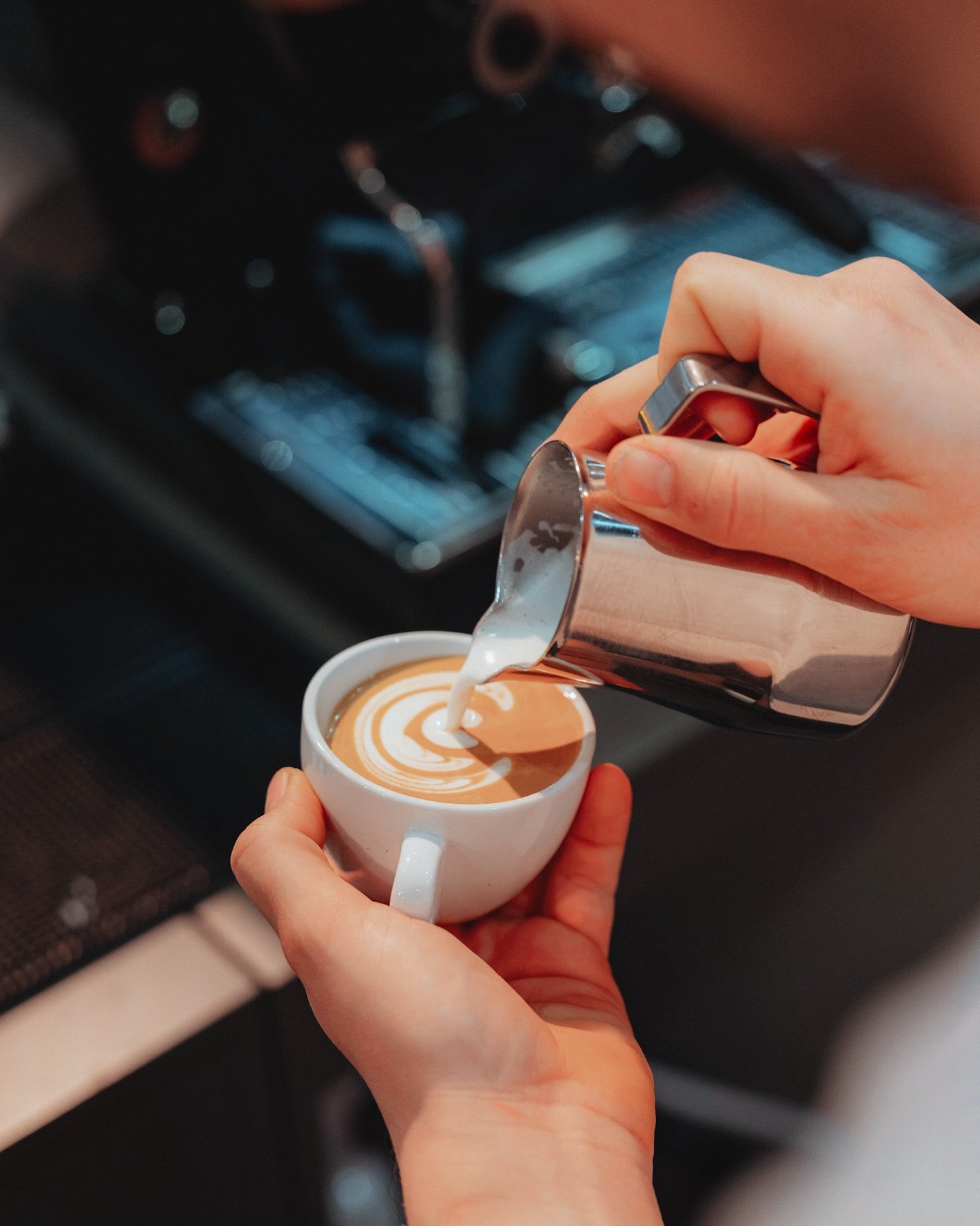 Served ☕️🎾 @porschetennis 
📷 @chrisbck_ 
#finduskafé #specialtycoffee #thirdwave #piaggioape #stuttgart #latteart #kaffeemobil #kaffeeape #kaffeecatering #kaffee #catering #wedding #espresso #flatwhite #cortado #coffeeculture #coffeelove