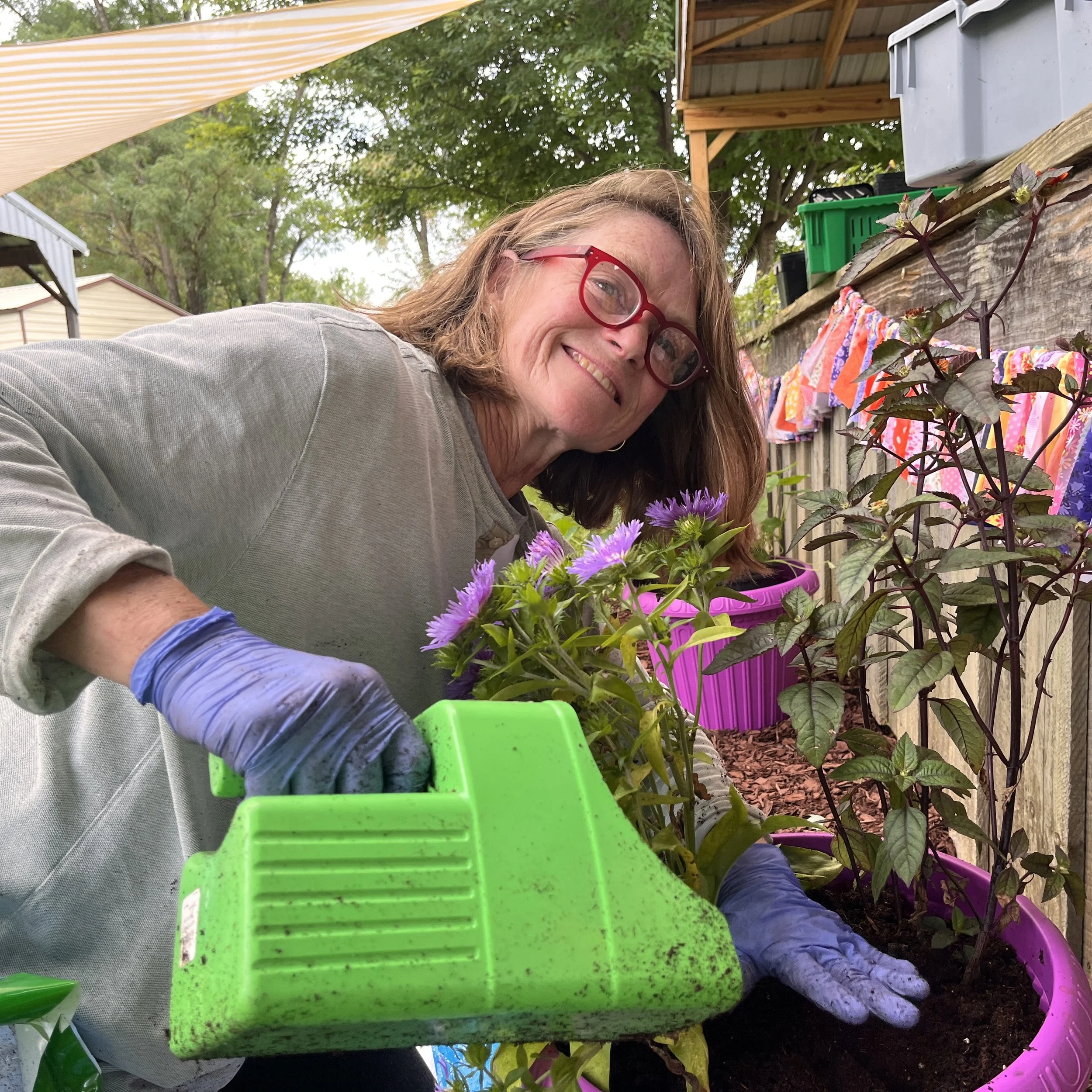 Pickin’ in Parsons. Pickin’ flowers, too.