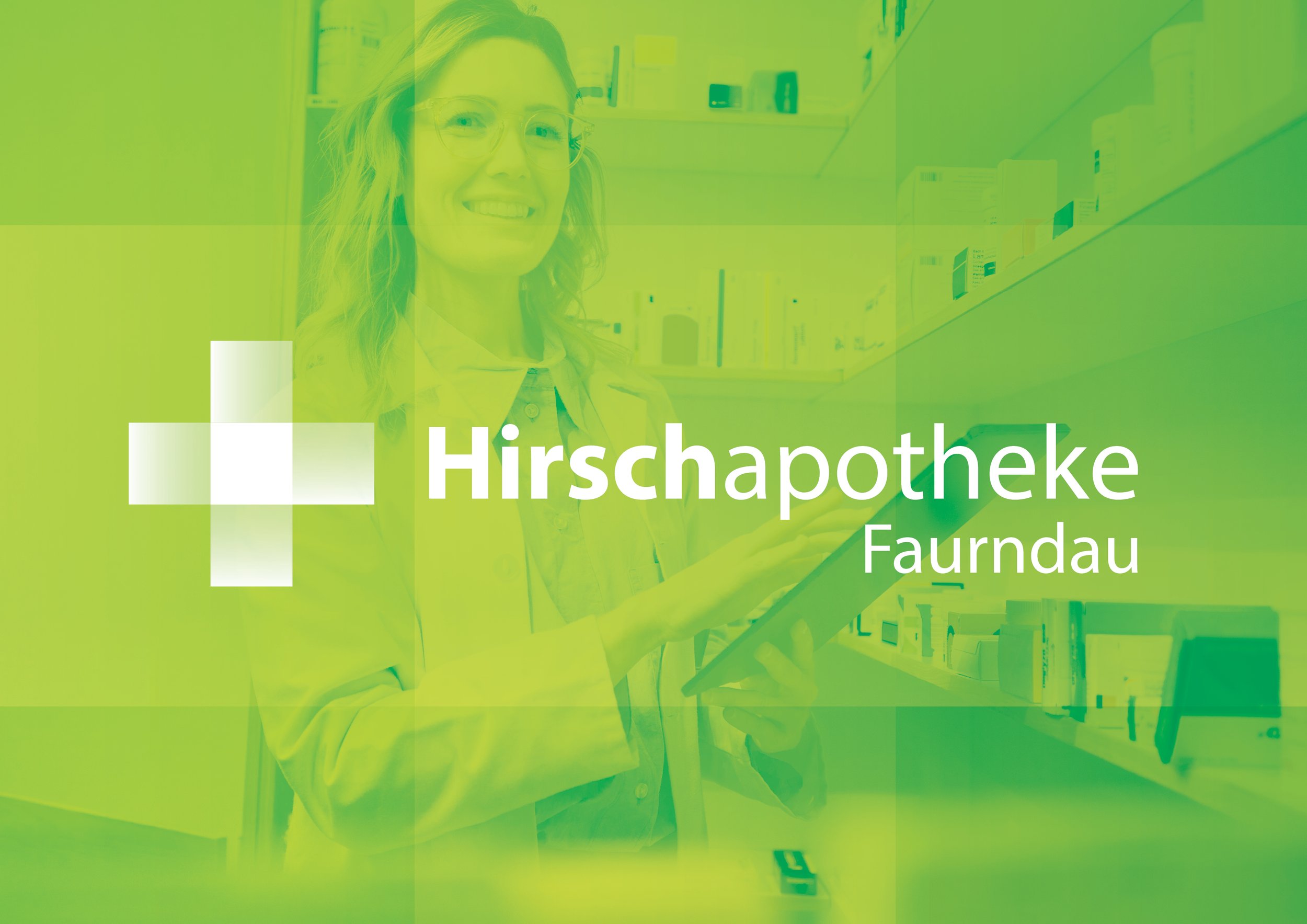 Eine Frau in einem Labor- oder Apothekenumfeld, die ein Tablet hält. Im Vordergrund das Logo und der Name "Hirschapotheke Faurndau". Der Hintergrund ist grünlich eingefärbt.
