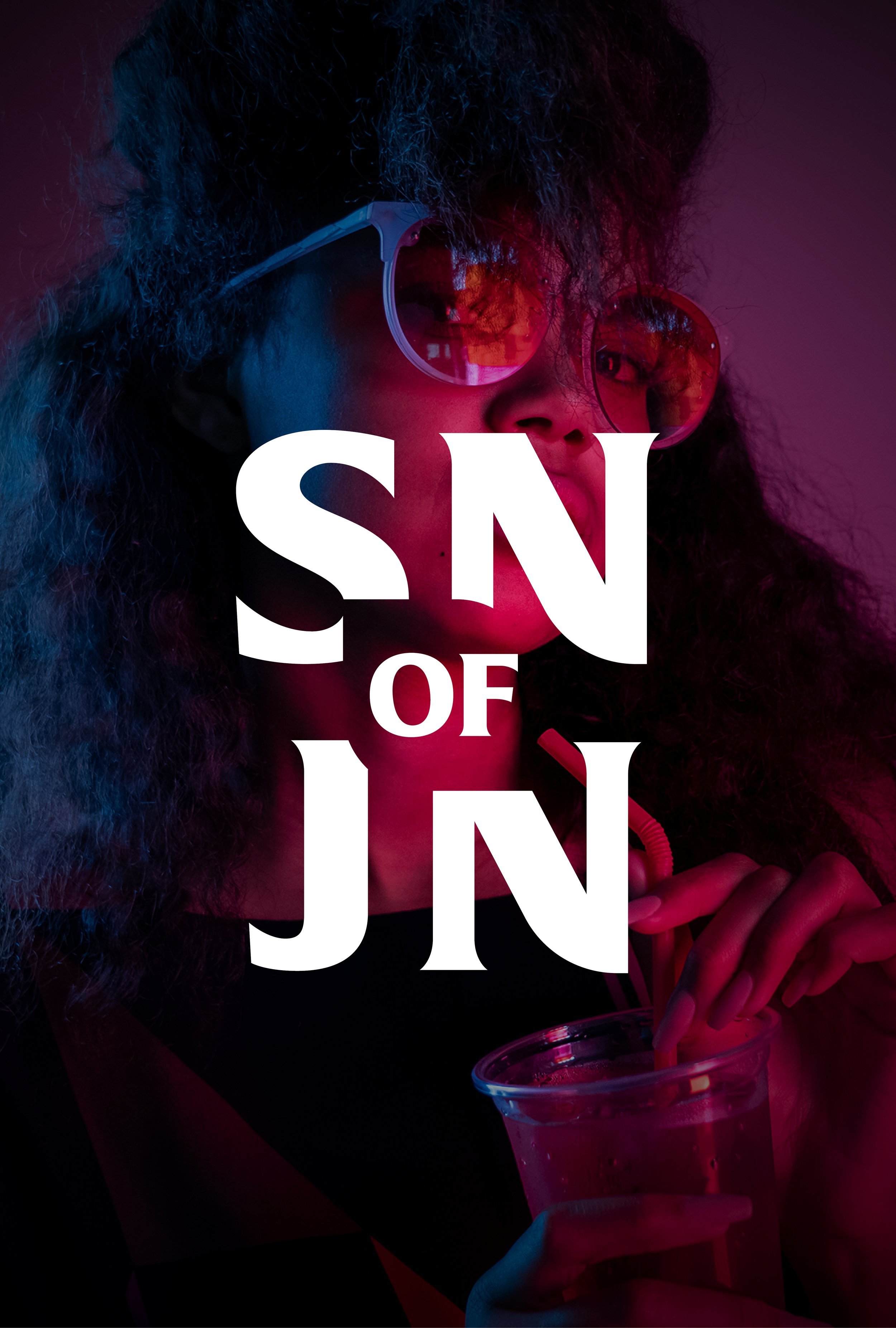 Person mit Sonnenbrille und lockigem Haar trinkt aus einem Strohhalm in einem durchsichtigen Becher, blauer und rosa Beleuchtung, Text "SN of JN" überlagert.