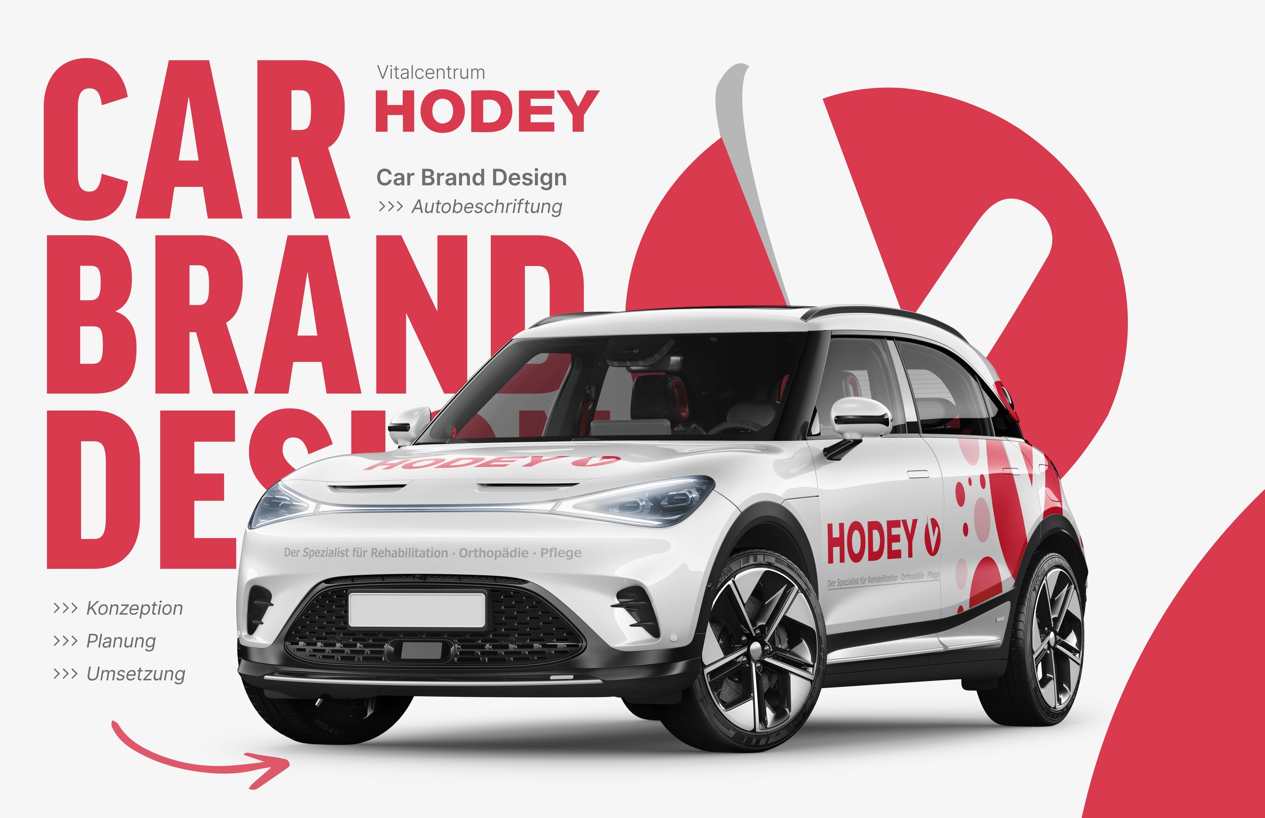 Auto mit Branding-Design für Vitalzentrum HODEY, weiß mit roten Details und Logo. Hintergrundtext: 'CAR BRAND DESIGN', weitere Beschriftungen mit 'Konzeption', 'Planung', 'Umsetzung'. Werbung für Autobeschriftung.