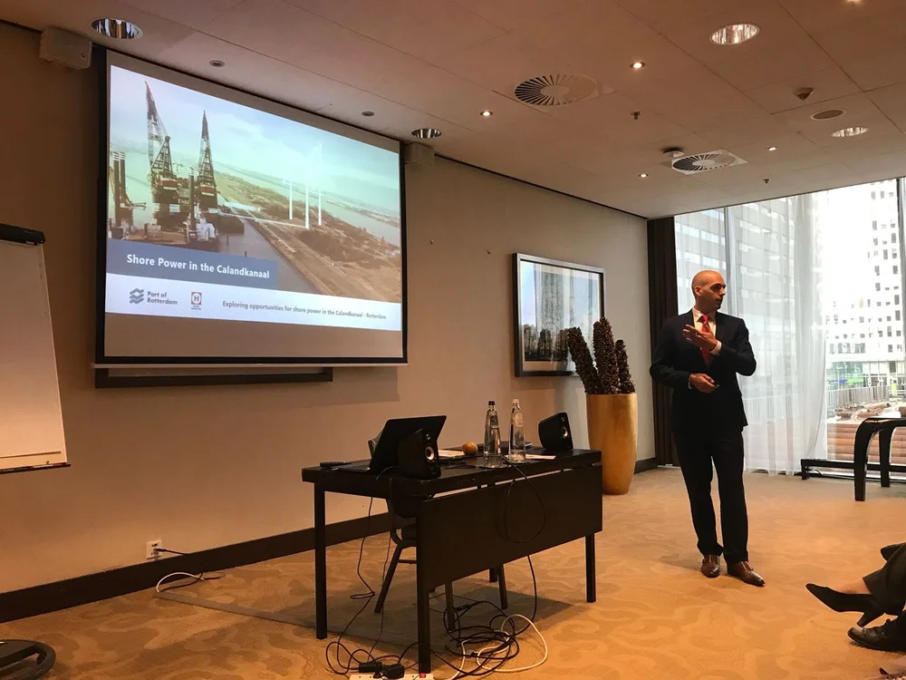 Presentation Round Table.JPG