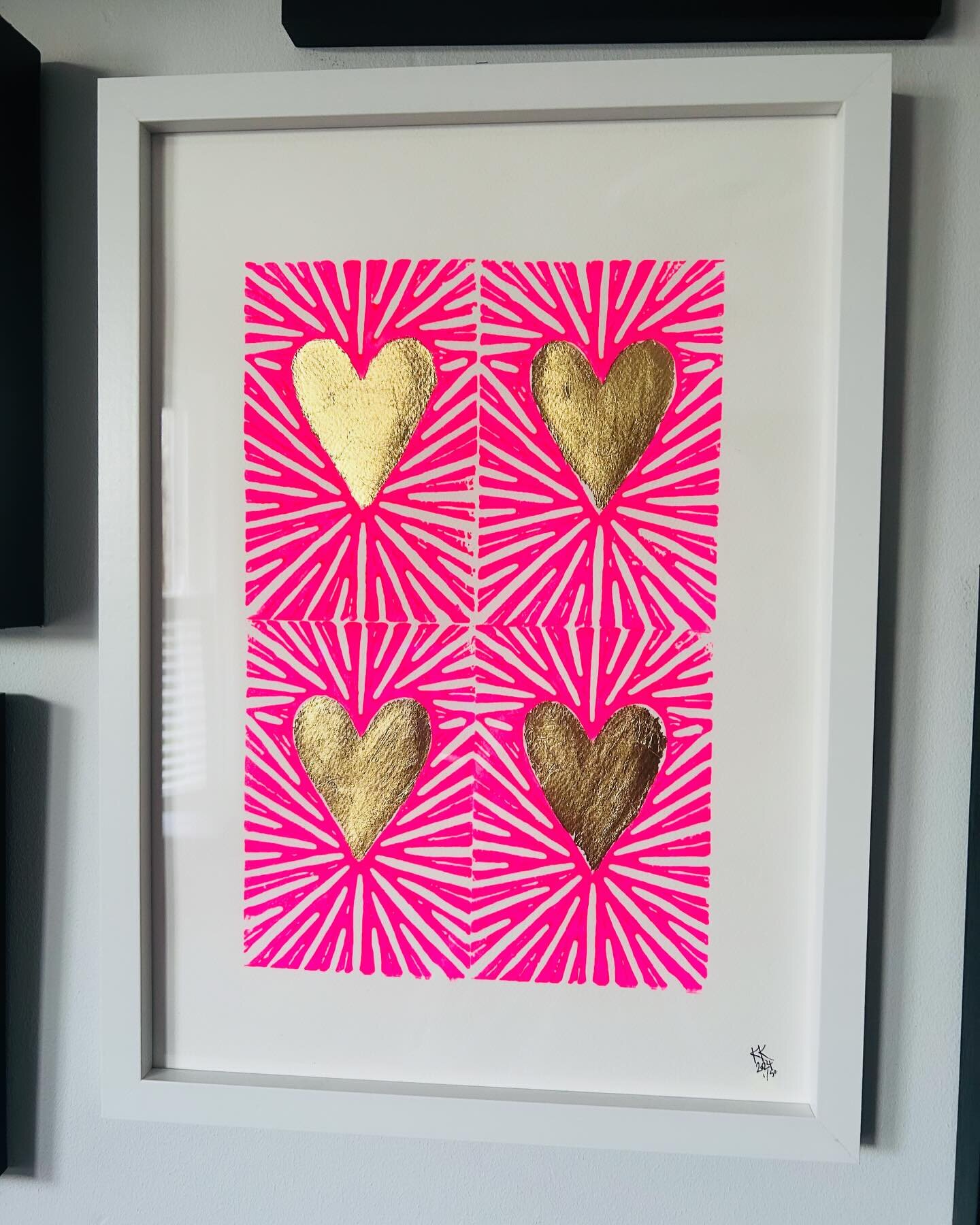 NEW ART ~ &lsquo;KIND HEARTS&rsquo; 💛💛💛💛 A3 Fluro lino prints with gold foil hearts &bull; Limited to x50 pieces only. Link in bio to shop 🔝 || This is the first in a series&hellip; my aim is to launch a new original piece of art on the 1st day 