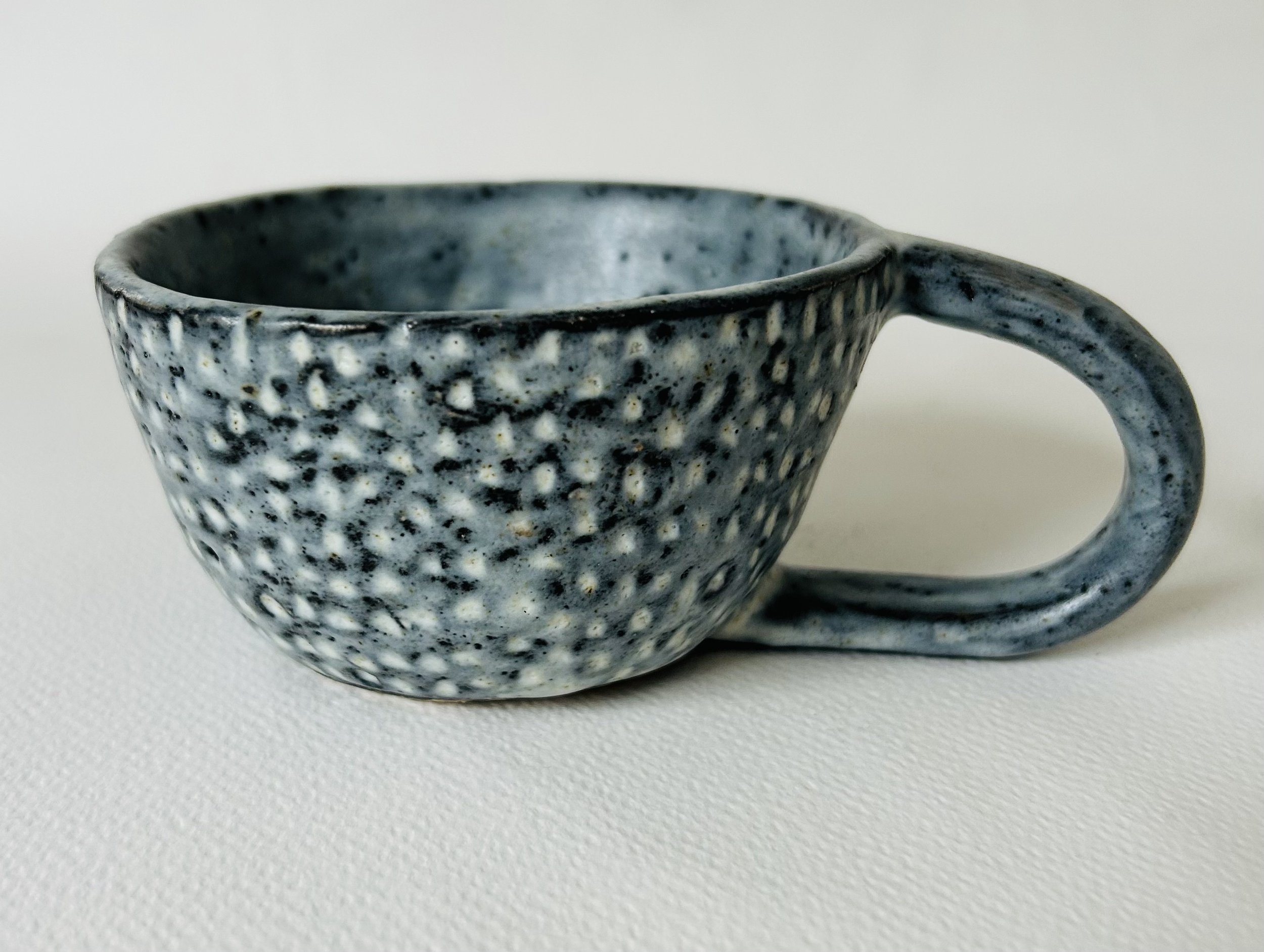 TEXTURED DOTTED CUP