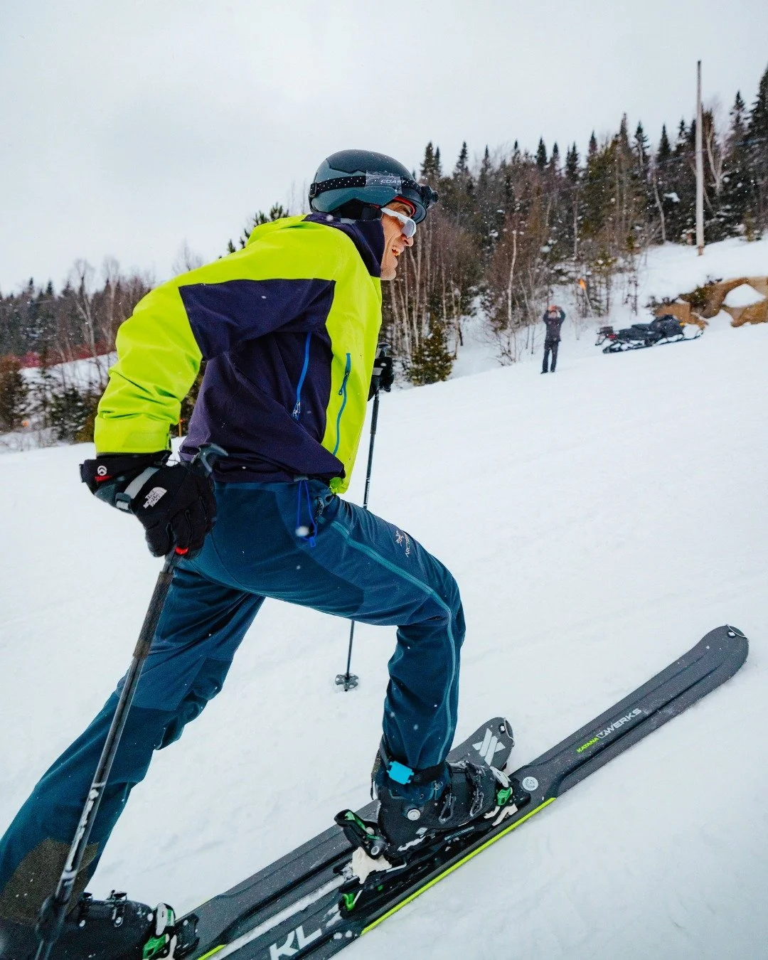 « La montagne nous offre le décor... à nous d’inventer l’histoire. » 🏔️
Quelle sera la tienne au prochain #DéfiAlpine ? 👀 ⛷️ 
❄️ Rendez-vous bientôt pour écrire un nouveau chapitre! 
📷: