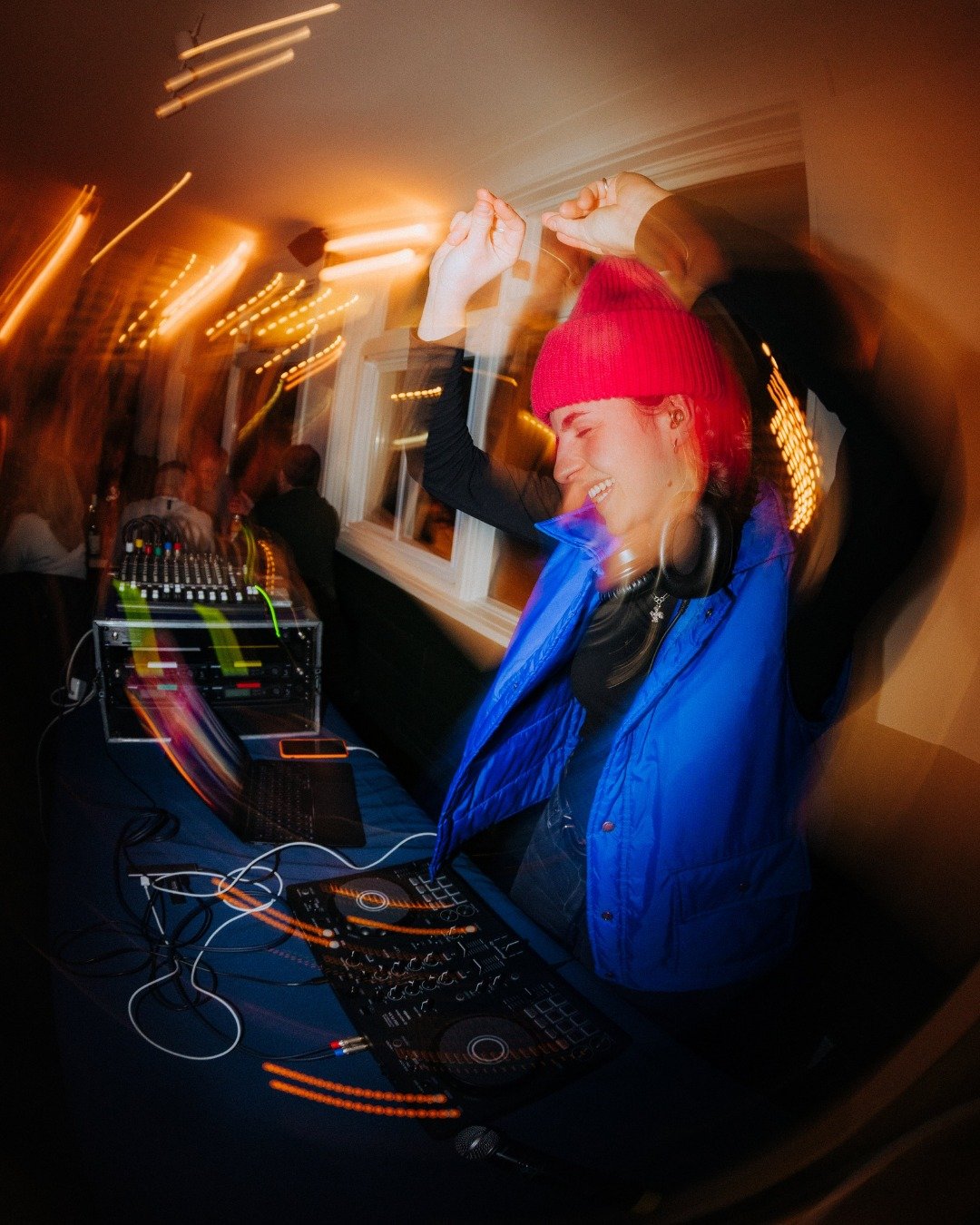 Mont&eacute;e, descente... party! ⛷️ 

L&rsquo;Apr&egrave;s-Ski du #D&eacute;fiAlpine, c&rsquo;est la r&eacute;compense que tu attends depuis le d&eacute;but. 
Repas, musique, ambiance&hellip; tout est l&agrave; pour te r&eacute;chauffer apr&egrave;s