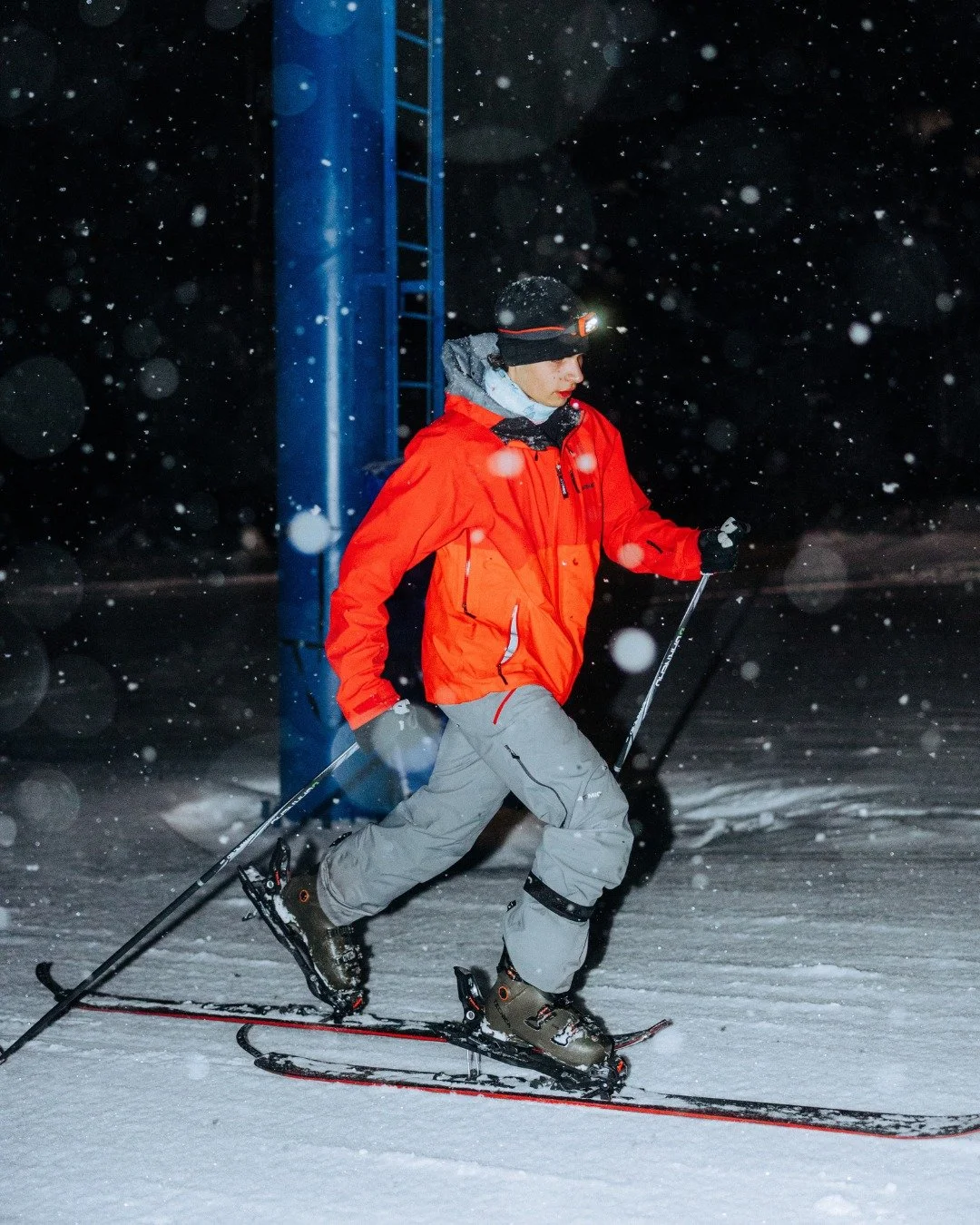 La nuit tombe, la montagne s&rsquo;&eacute;veille&hellip; et ta lampe frontale est ton meilleur alli&eacute; 🔦

Viens profiter de la montagne sous les &eacute;toiles et faire briller ton effort &agrave; chaque mont&eacute;e et descente. Et n'oublie 