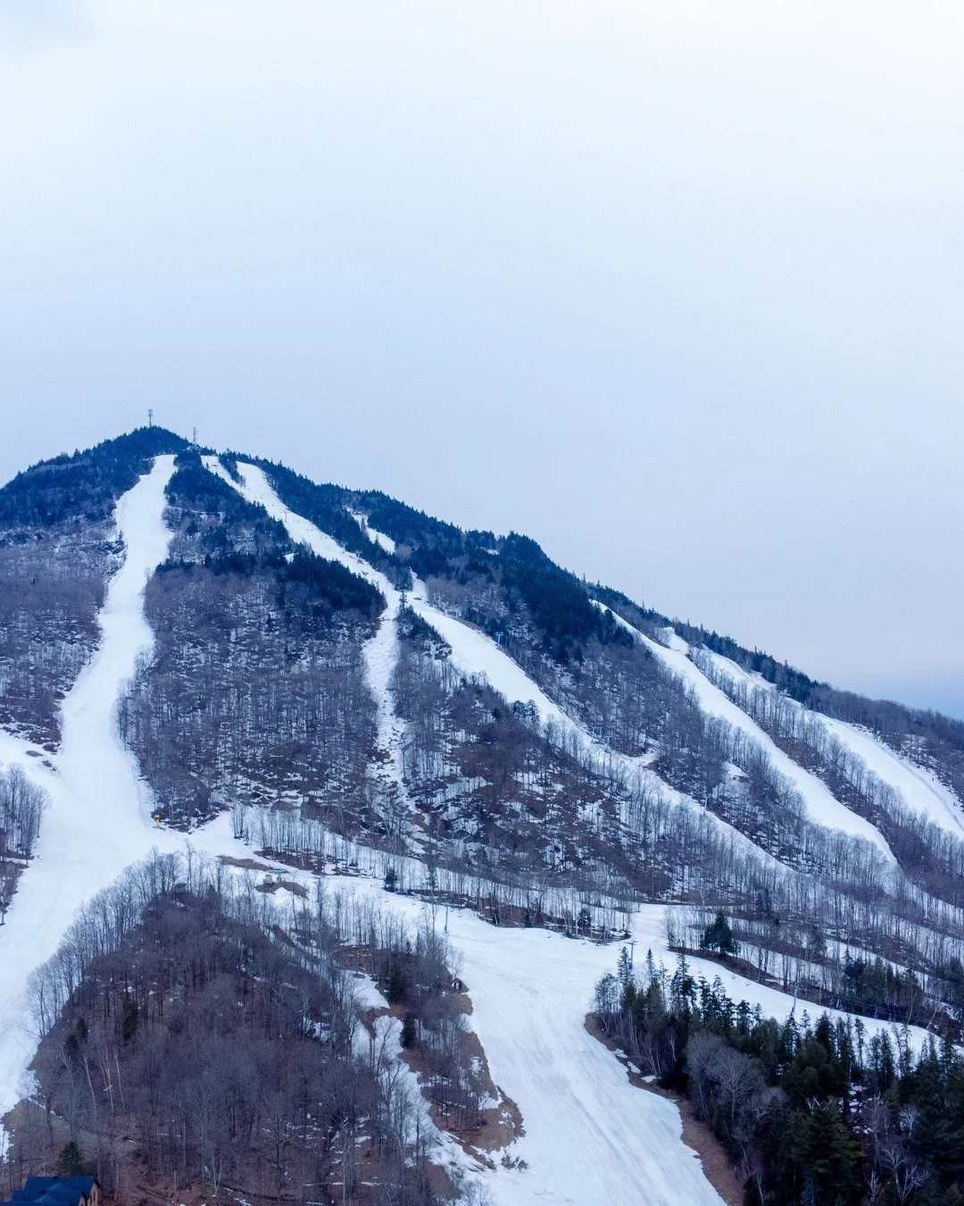 The summit at @montowlshead isn't given away. It has to be earned.

Here's the playground for March 21:
⛷️ 3.93 km uphill
📈 377 m elevation gain
⛰️ 697 m altitude at the summit

And you have 4 hours.