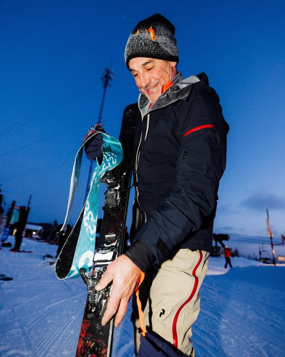 Night is falling… and the mountain is lit up thanks to you (and your headlamp!) 😉

To make the most of the Alpine Challenge at @montowlshead, make sure you have all your gear: skis or snowshoes