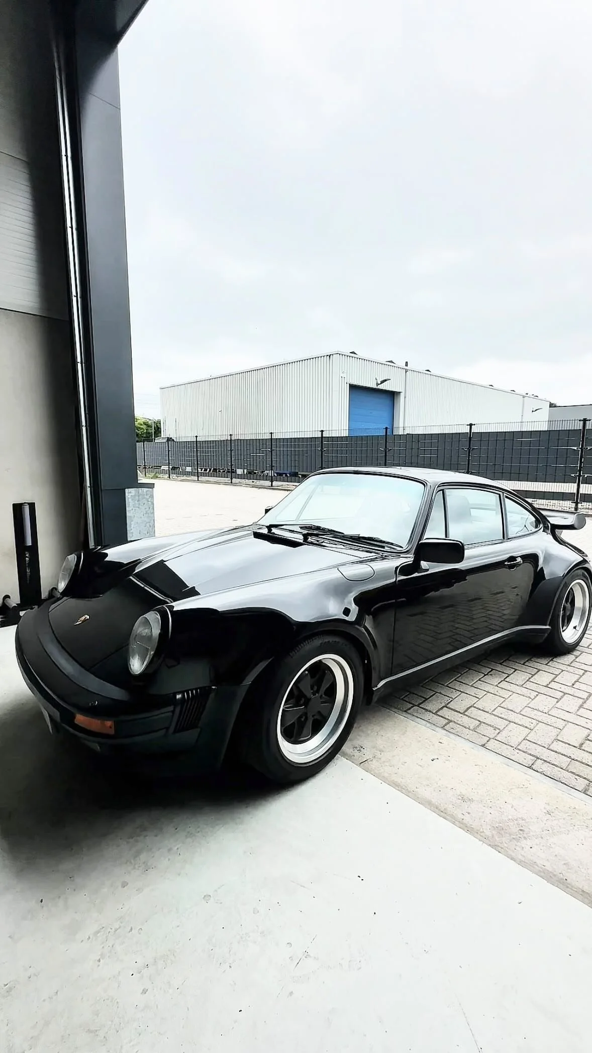 Dé zwarte 911 Turbo, een icoon uit onze jeugd, is weer in ere hersteld. We hebben ’m een ultiem wellnesspakket gegeven: ontdaan van jaren aan vervuiling en verzegeld om nog vele jaren te schitteren.
To preserve and protect! 🫡
#Porsche