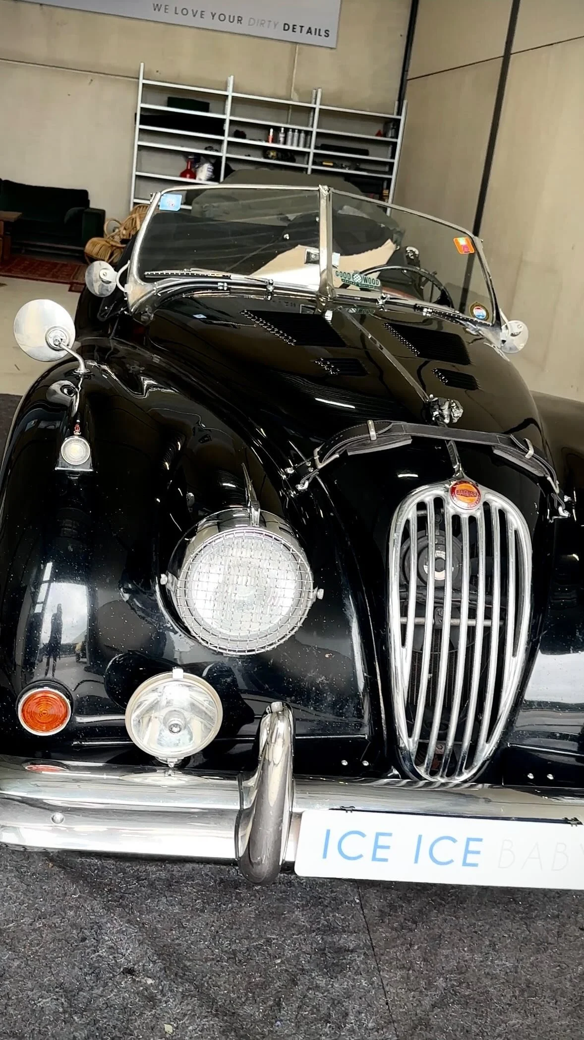 Deze Jaguar XK uit 1956 wordt niet opgeborgen onder een doek, maar leeft.
Van een toer richting Le Mans tot aan Rome — ze wordt gewoon gebruikt zoals het bedoeld is.
We hebben haar grondig gereinigd, behandeld met Dinitrol en afgewerkt met een