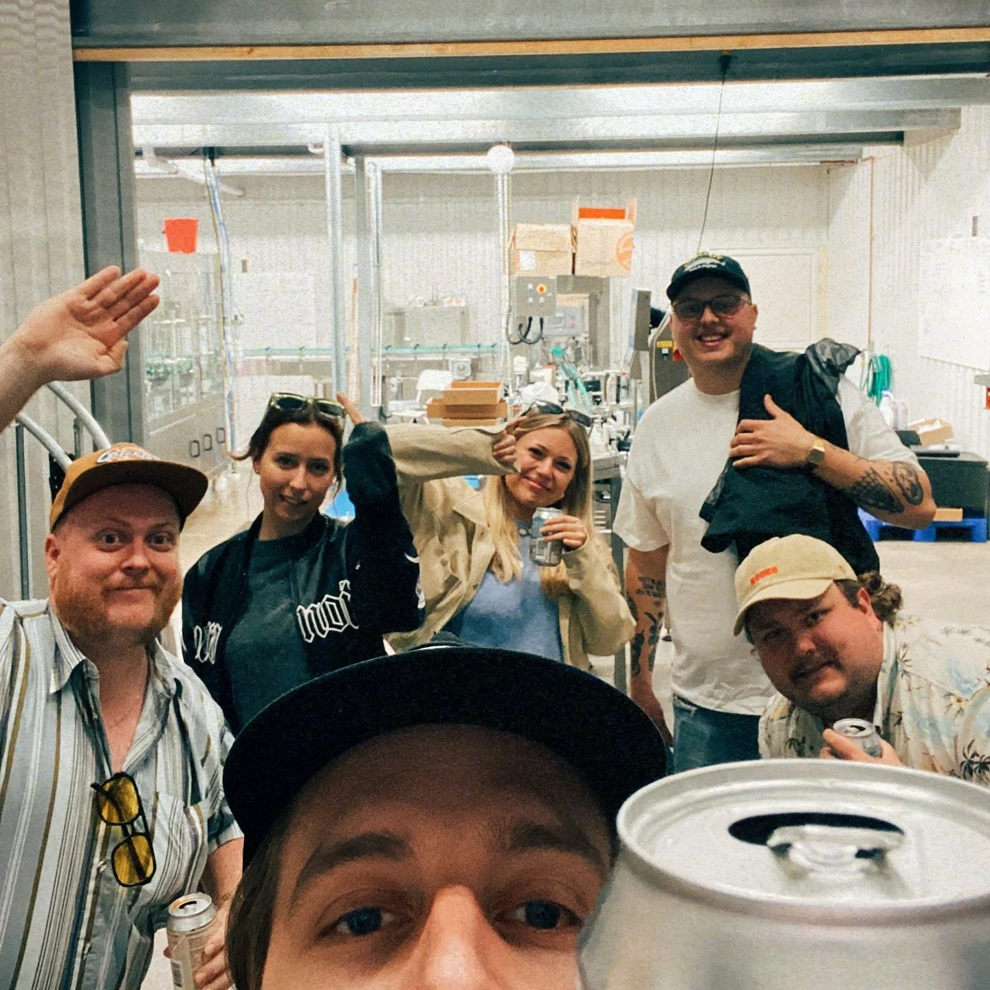 Nu har vi varit p&aring; sj&auml;laresa genom v&auml;stkusten och kan meddela att det var:

1. Trevligt (dom hade &ouml;l)
2. Varmt ibland
3. Gott med r&auml;kor

Nu &auml;r vi redo f&ouml;r r&ouml;k, st&ouml;k och pangsommar! Ses!