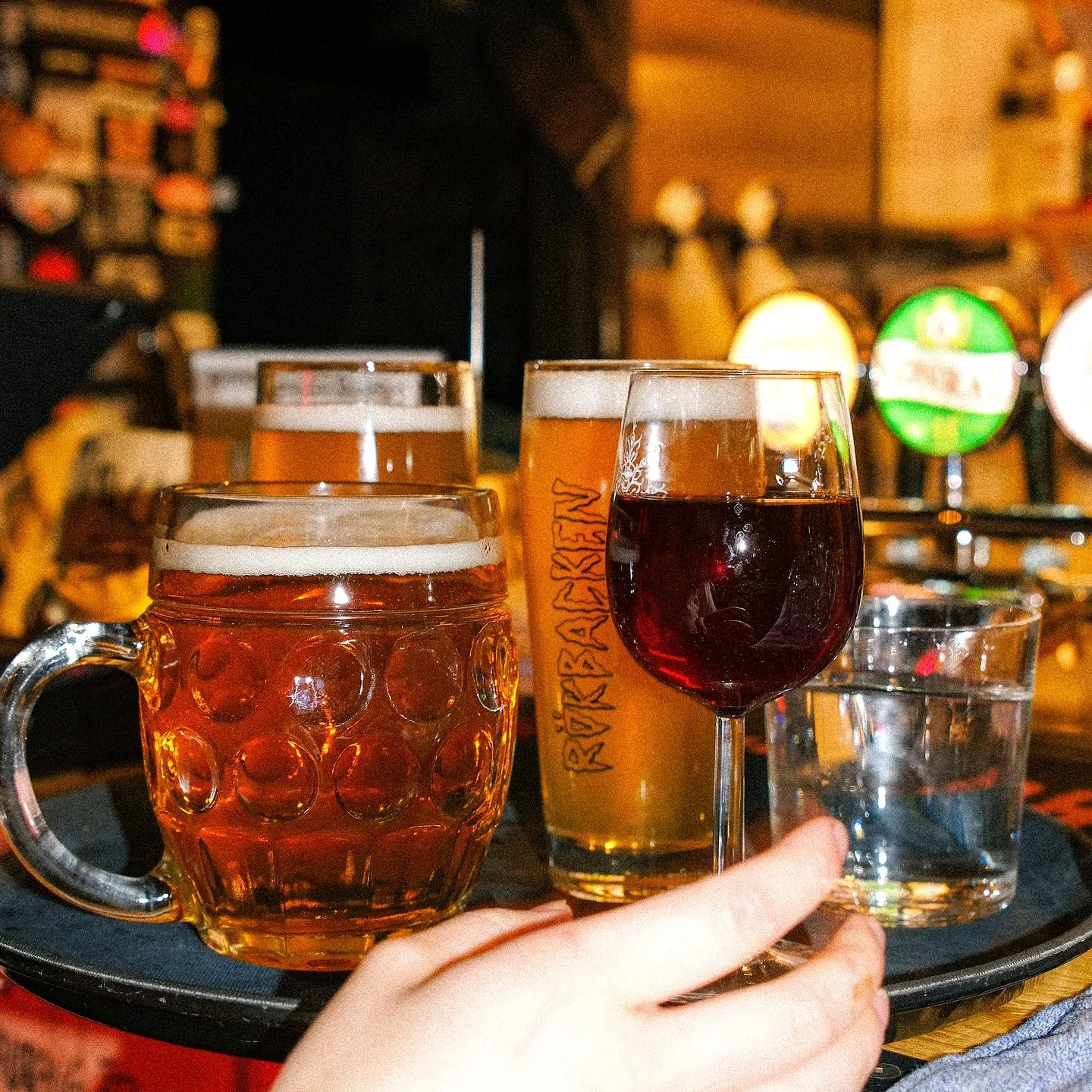 Vykort fr&aring;n R&ouml;kbacken k&ouml;tt, &ouml;l &amp; gemenskap 🖤

📸 @natashapettersson