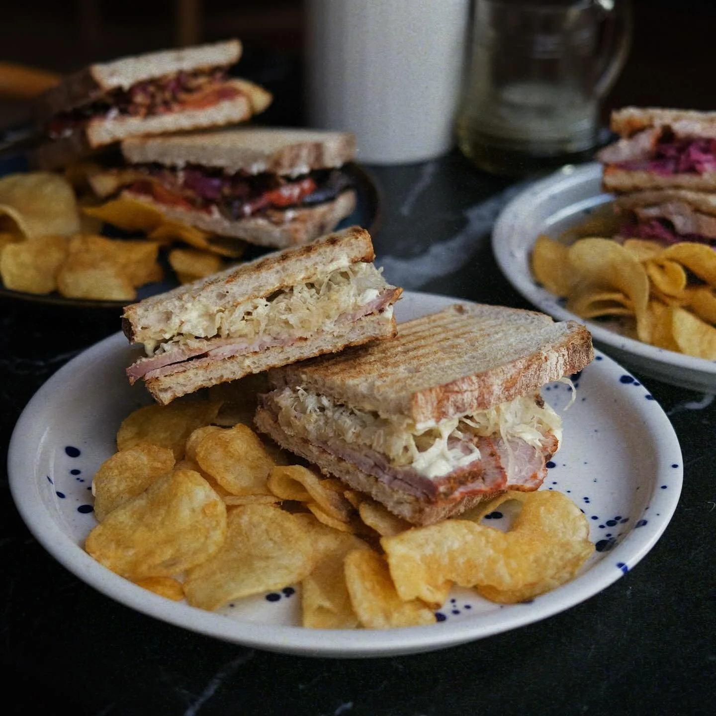 MACKLUNCH! 

&Ouml;jjjj fr&aring;n och med NU kan man m&ouml;lla i sig &aring;rhundradets mackrackare i r&ouml;ken!

Vi premi&auml;rar med en klassisk Ruben - r&ouml;kt och kallskuren karr&eacute; med dijon&auml;s och surk&aring;l. En Sven med r&ouml